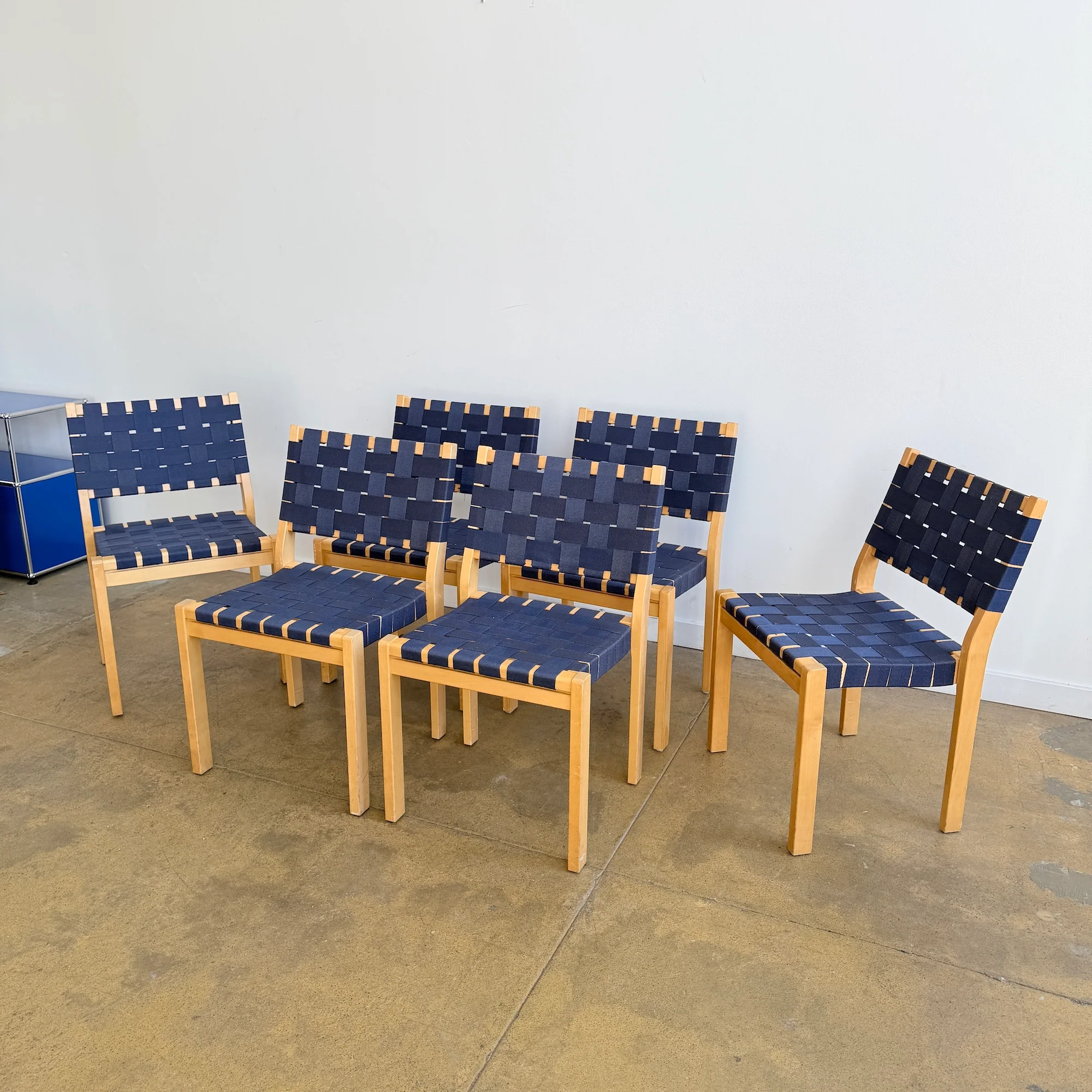 Alvar Alto set of 6 Model 611 Dining Chairs - Navy - Image 3