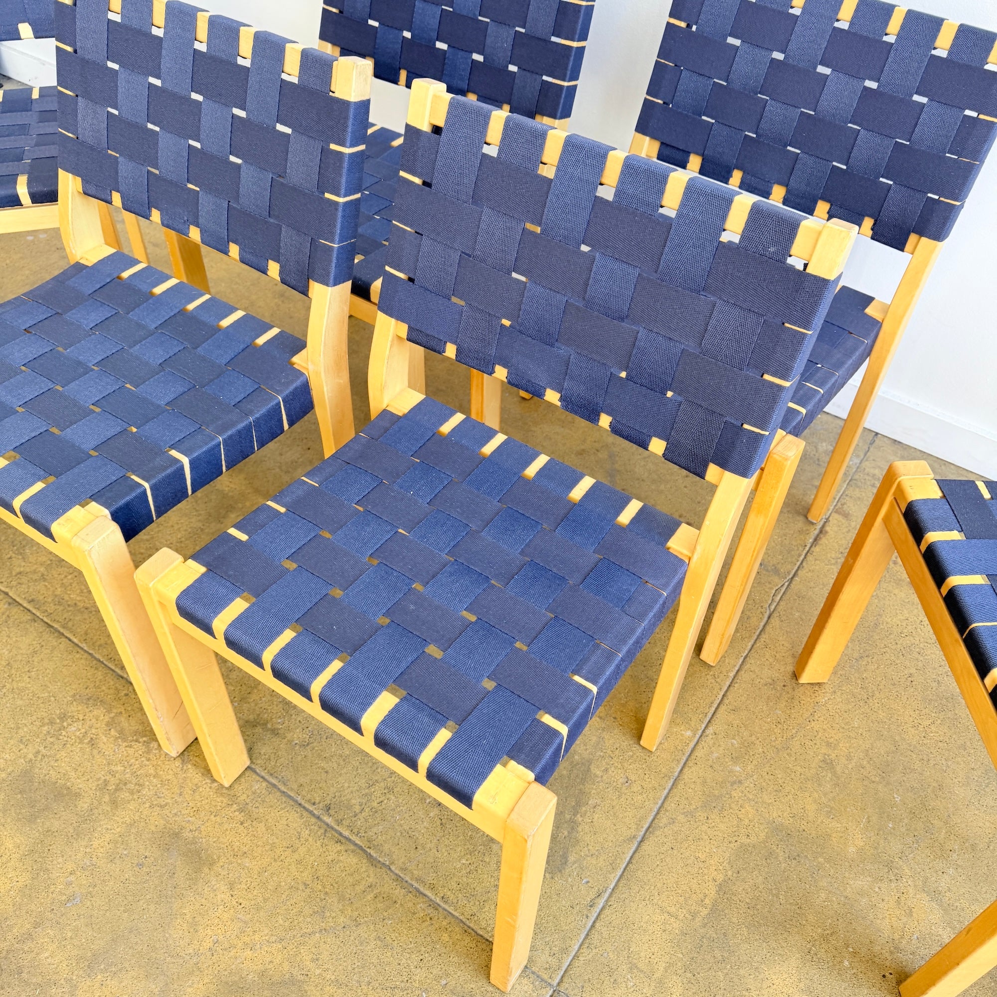 Alvar Alto set of 8 Model 611 Dining Chairs - Navy - Image 5