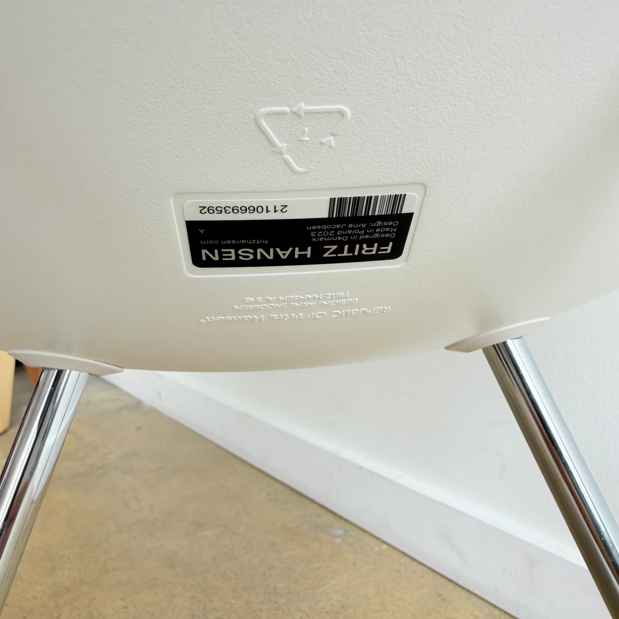 Arne Jacobsen Tear Drop Chair by Fritz Hansen - Image 4