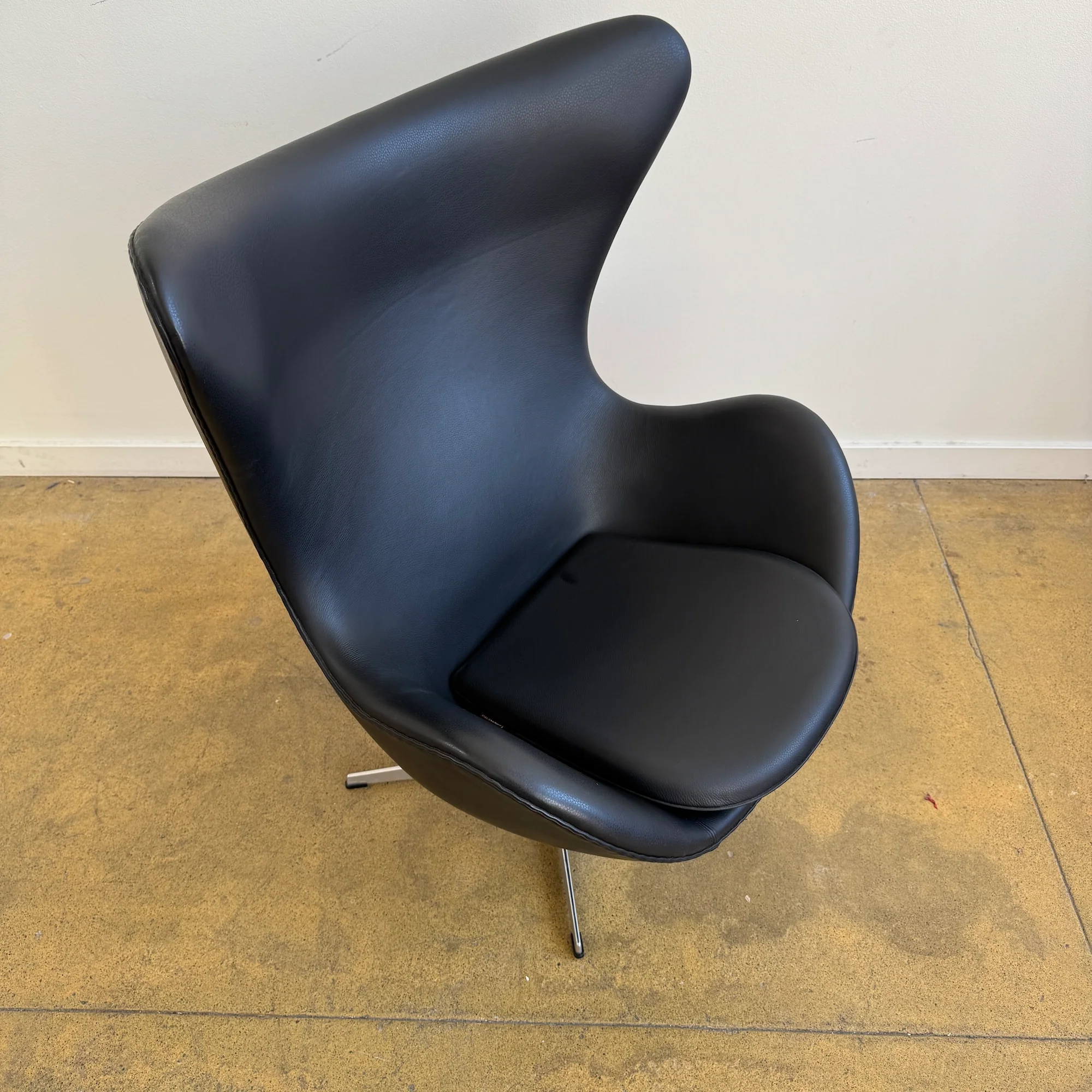 Authentic! Fritz Hansen Leather Egg chair by Arne Jacobsen - Image 4