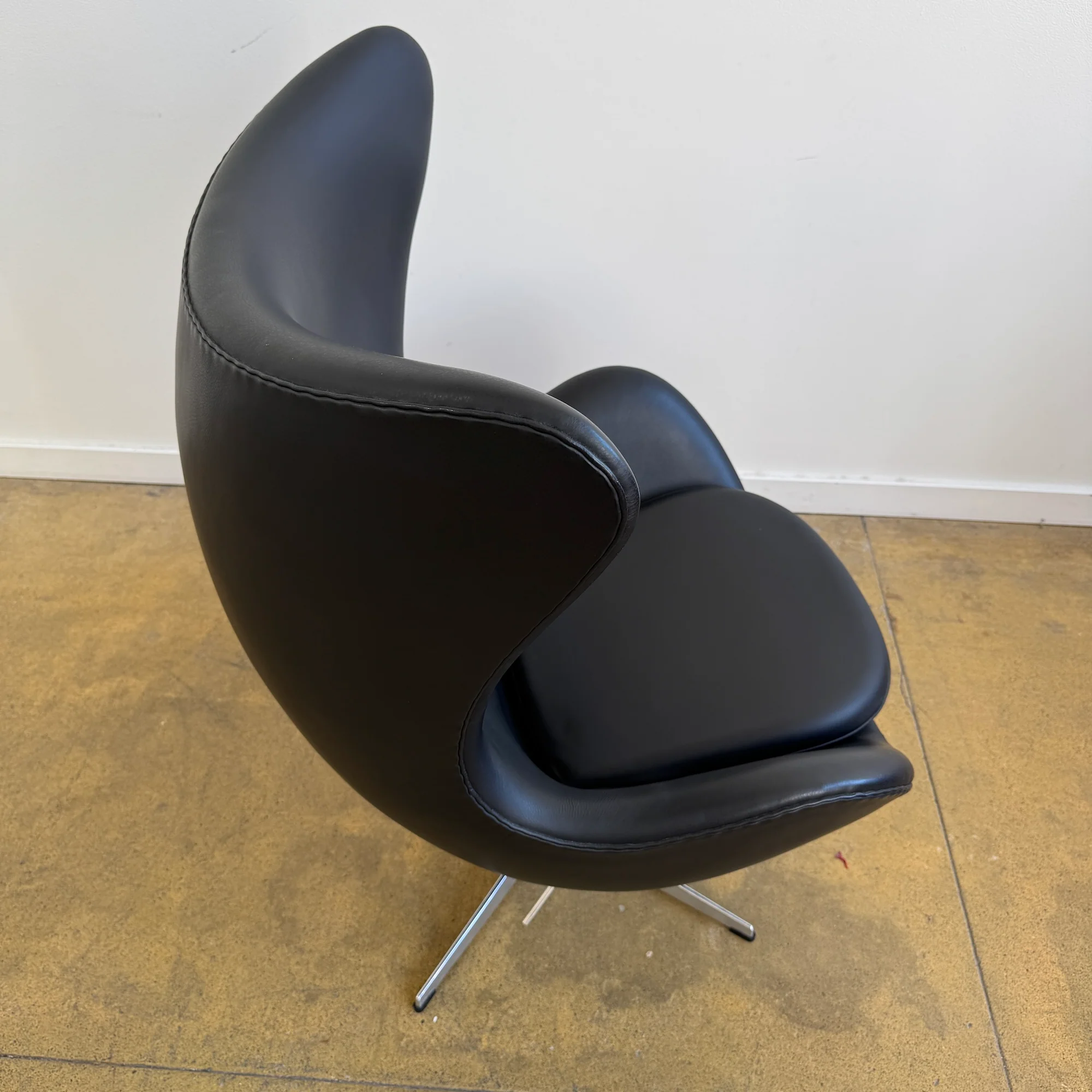 Authentic! Fritz Hansen Leather Egg chair by Arne Jacobsen - Image 5