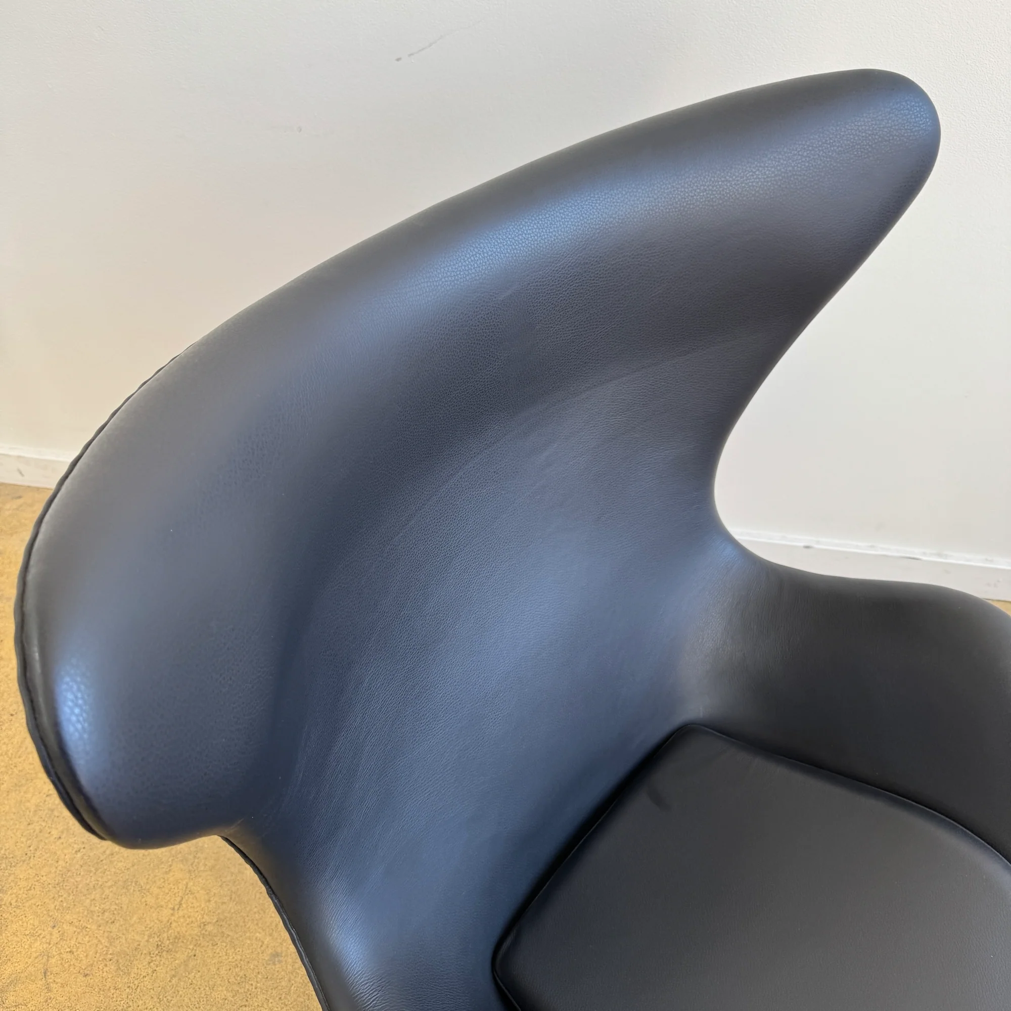 Authentic! Fritz Hansen Leather Egg chair by Arne Jacobsen - Image 6