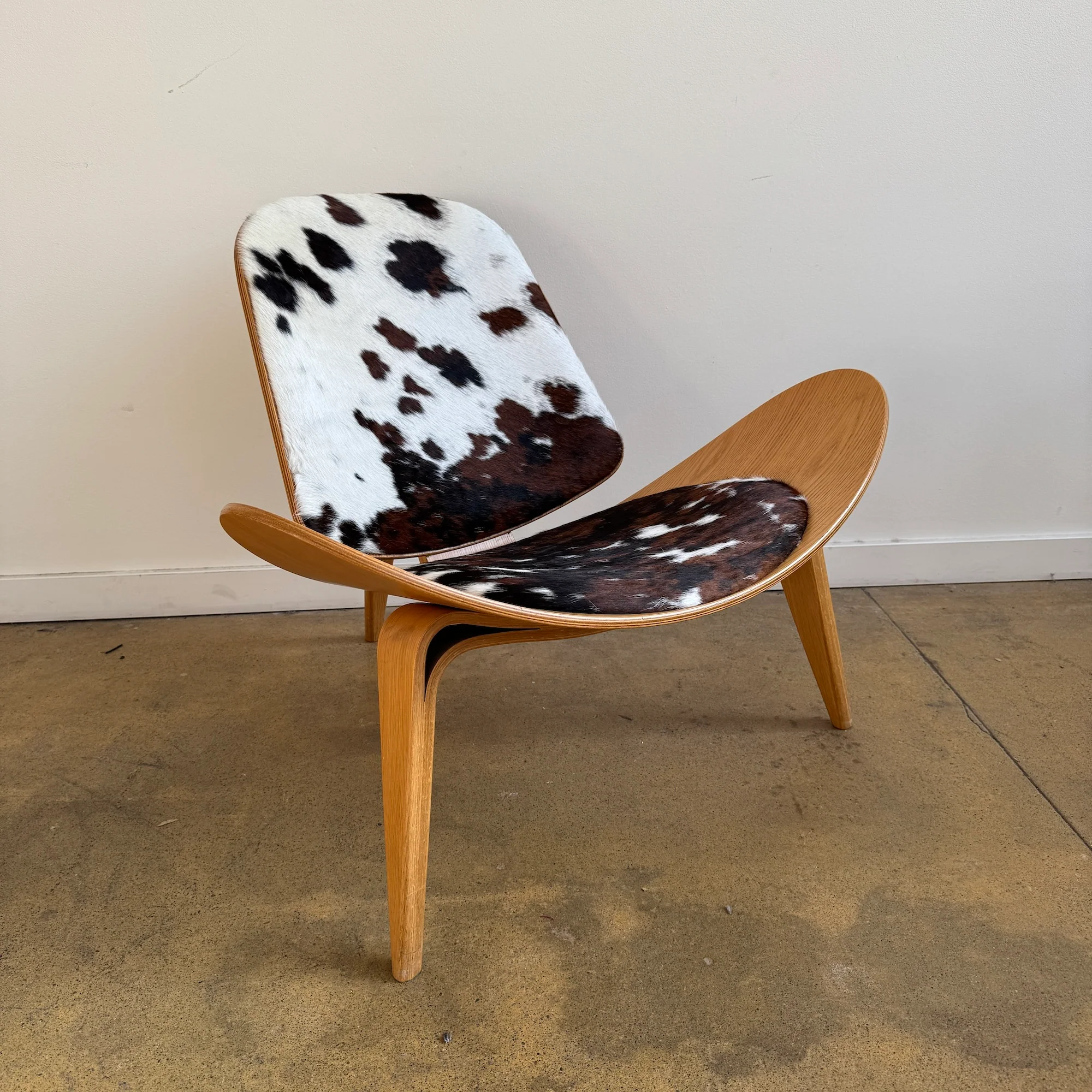 Authentic! Hans Wegner Shell chair by Carl Hansen & Søn (Spinnybeck Cowhide) - Image 2