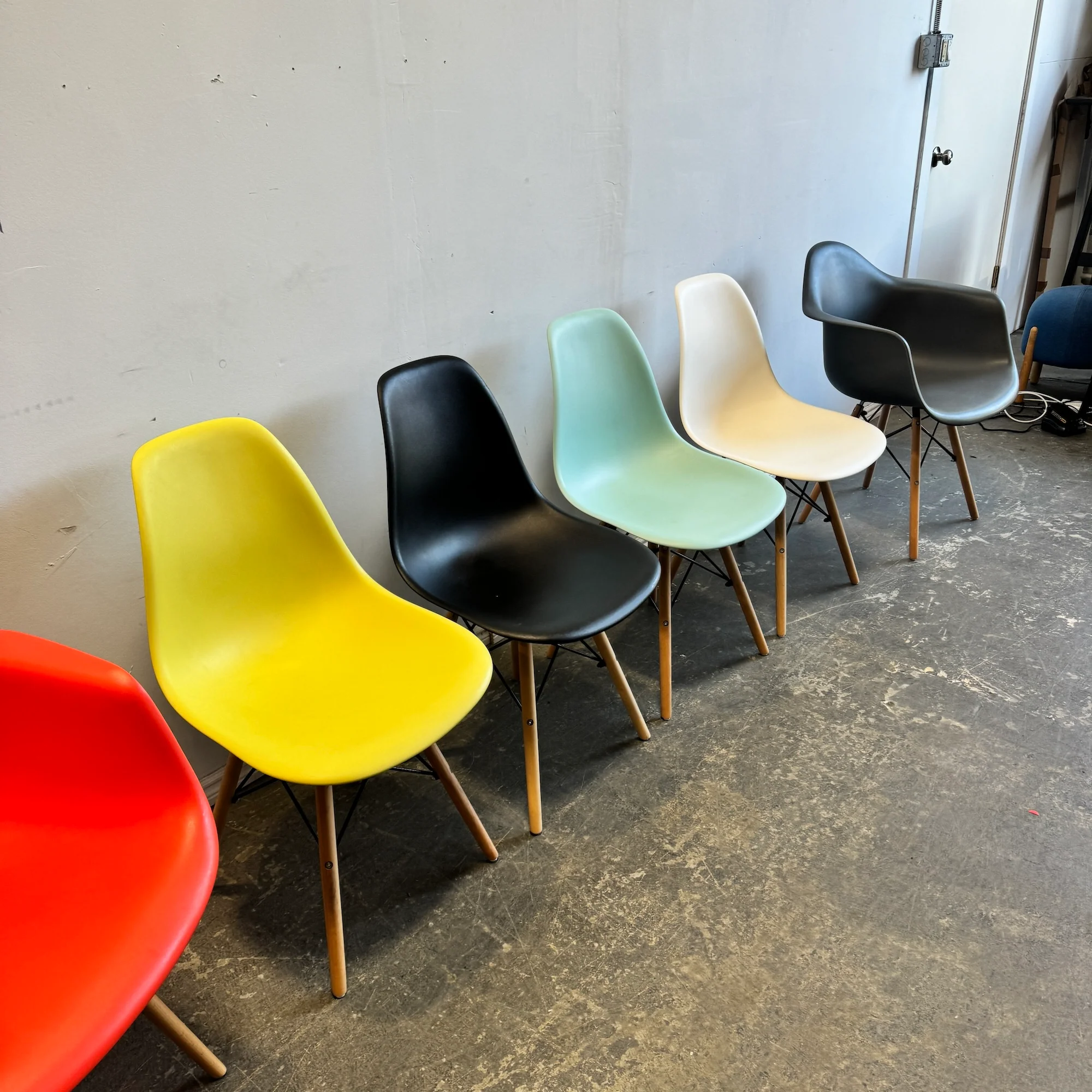 Authentic! Herman Miller Assorted of 6 different color Eames chairs - Image 6
