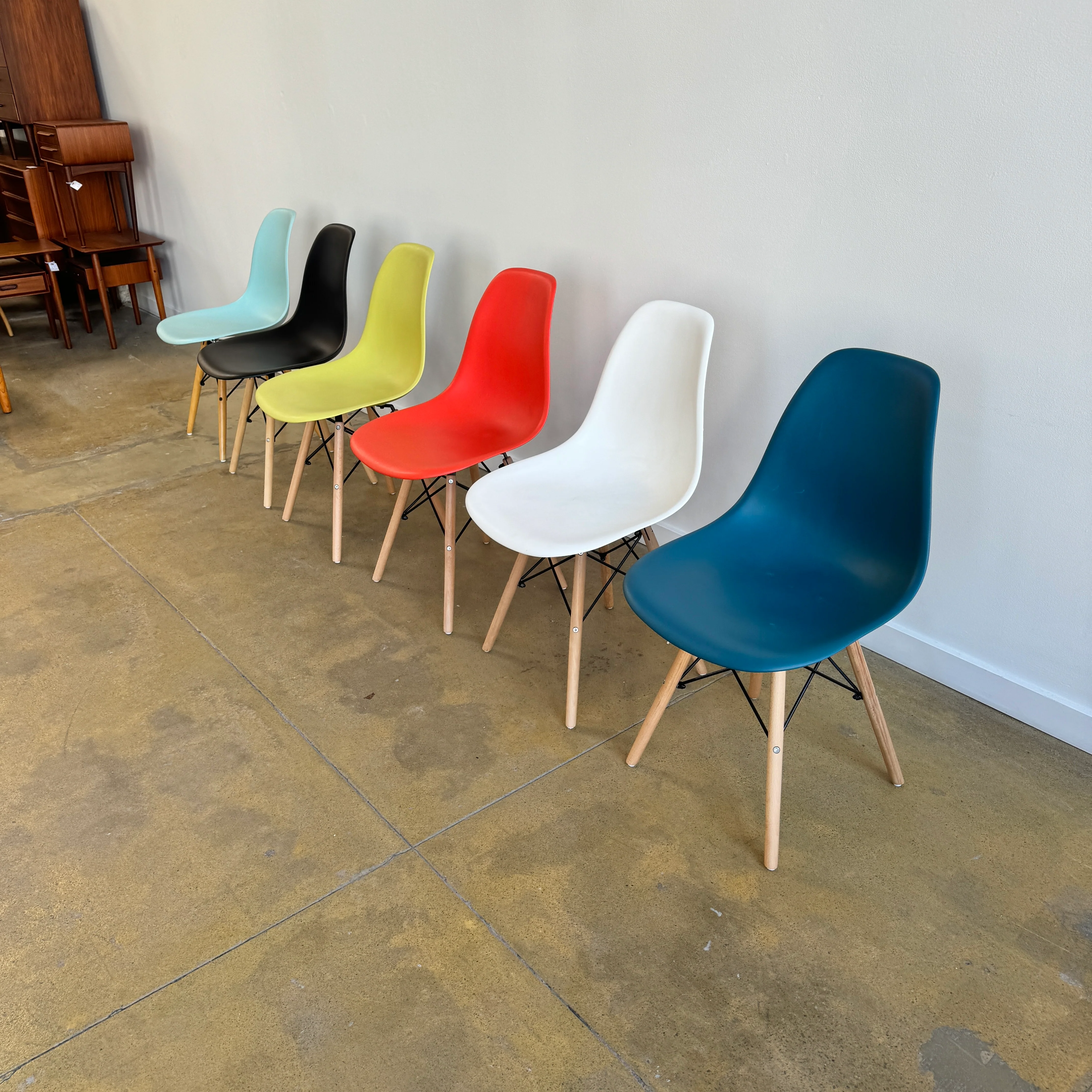 Authentic! Herman Miller Assorted of 6 different Eames chairs - Image 3