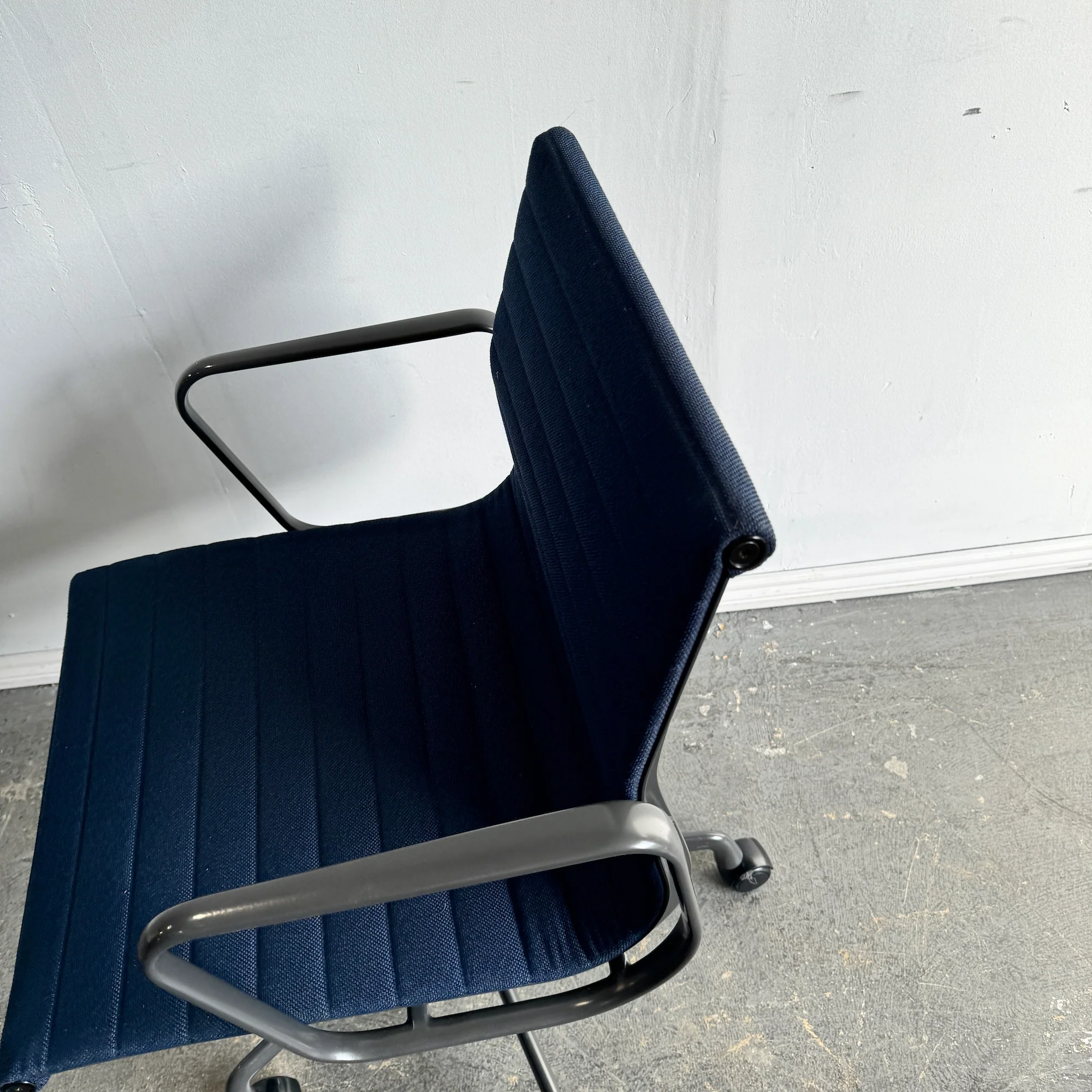 Authentic! Herman Miller Eames Aluminum Group Chair - Image 4