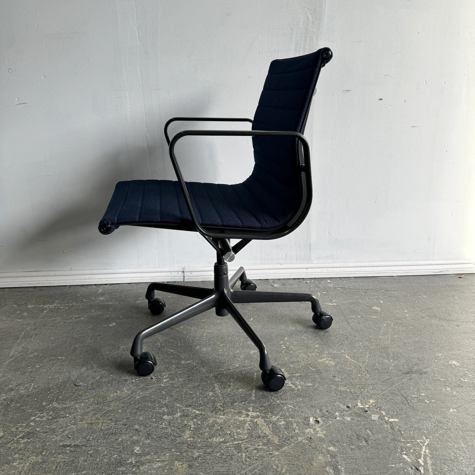 Authentic! Herman Miller Eames Aluminum Group Chair - Image 5