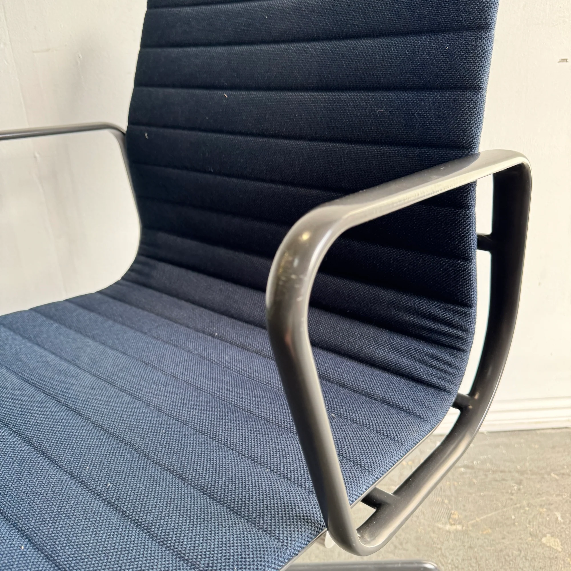Authentic! Herman Miller Eames Aluminum Group Chair - Image 6