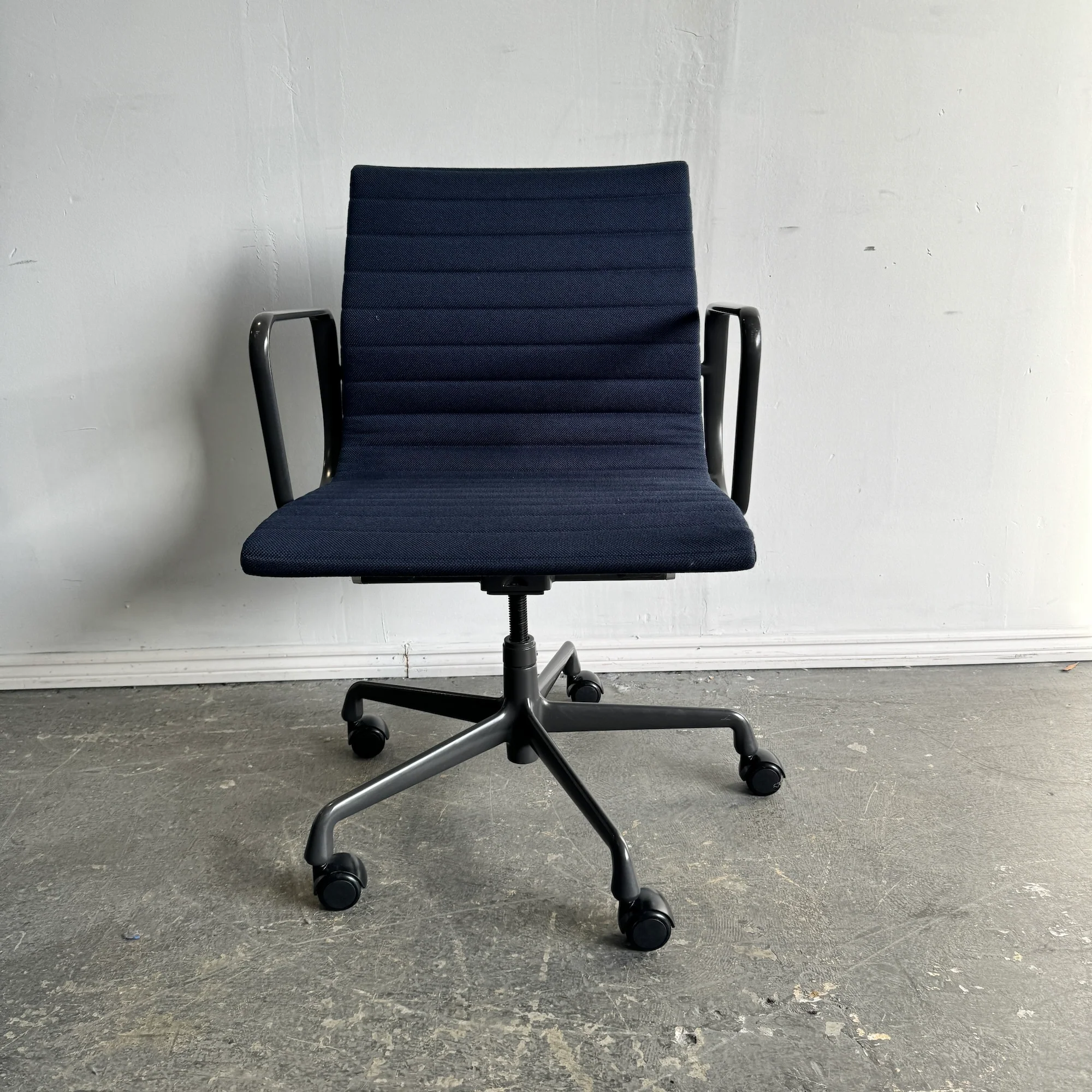 Authentic! Herman Miller Eames Aluminum Group Chair - Image 7