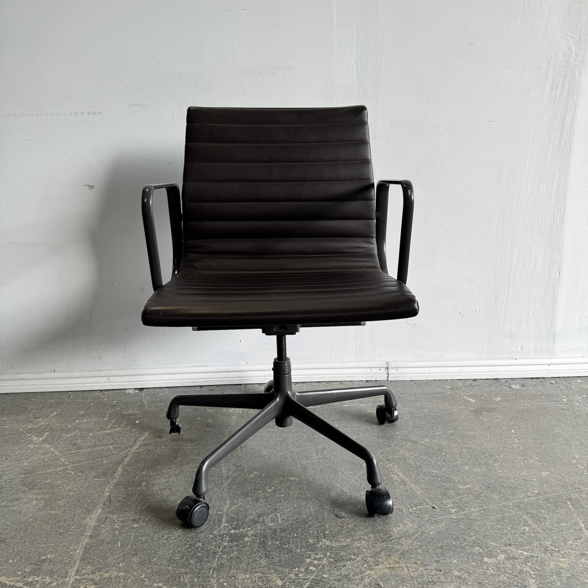 Authentic! Herman Miller Eames Leather Aluminum Group Chair - Image 4