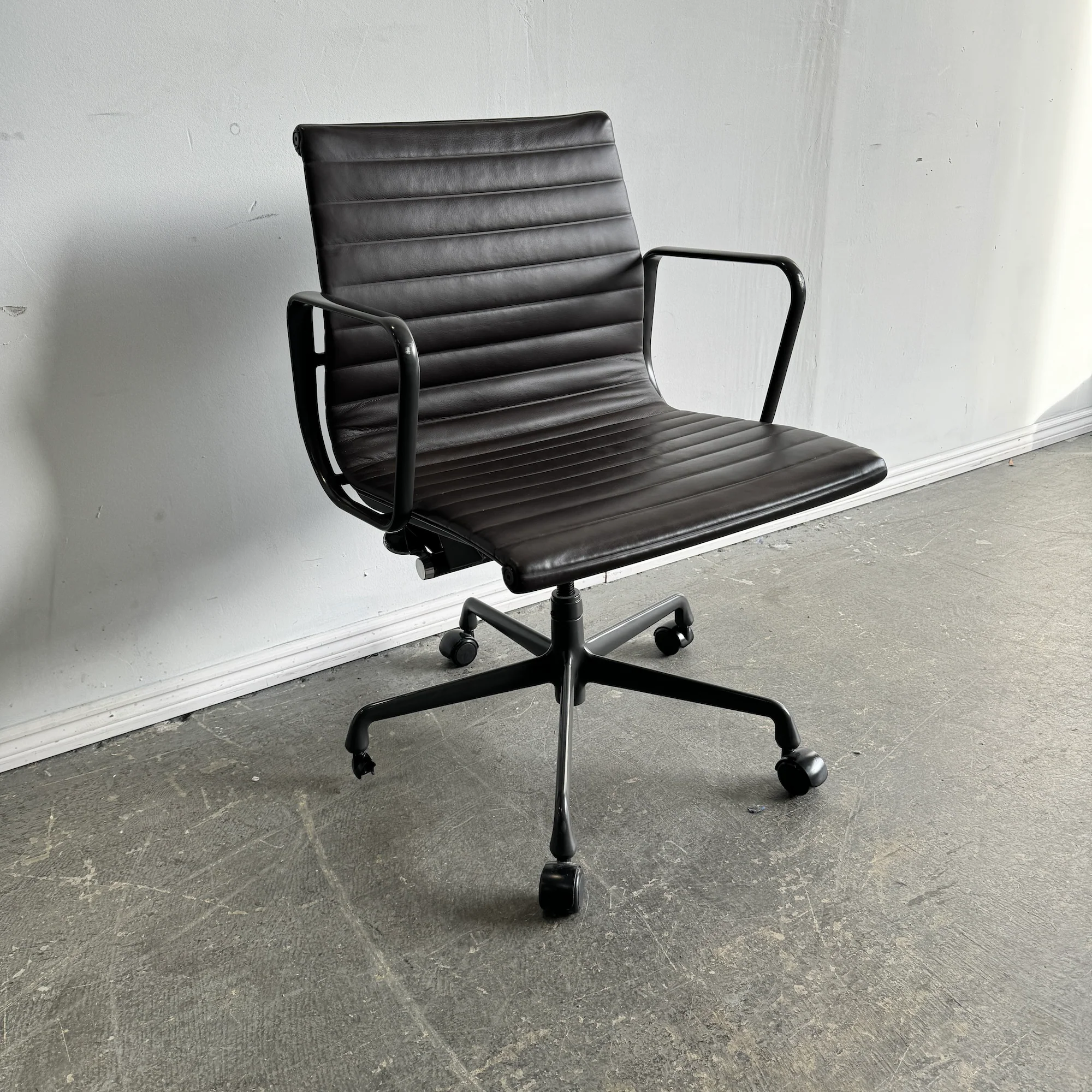 Authentic! Herman Miller Eames Leather Aluminum Group Chair - Image 5