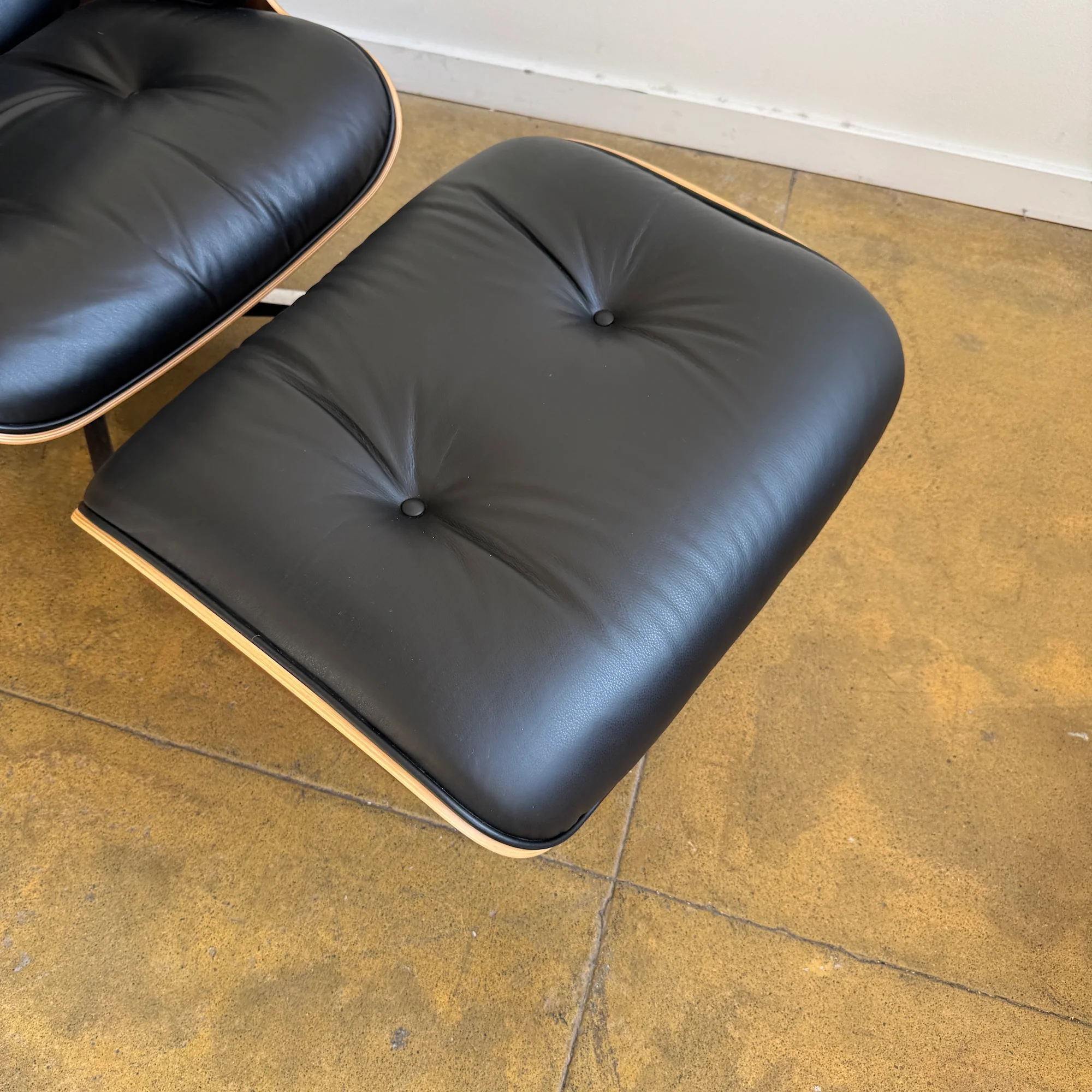 Authentic! Herman Miller Eames lounge chair and ottoman - Image 10