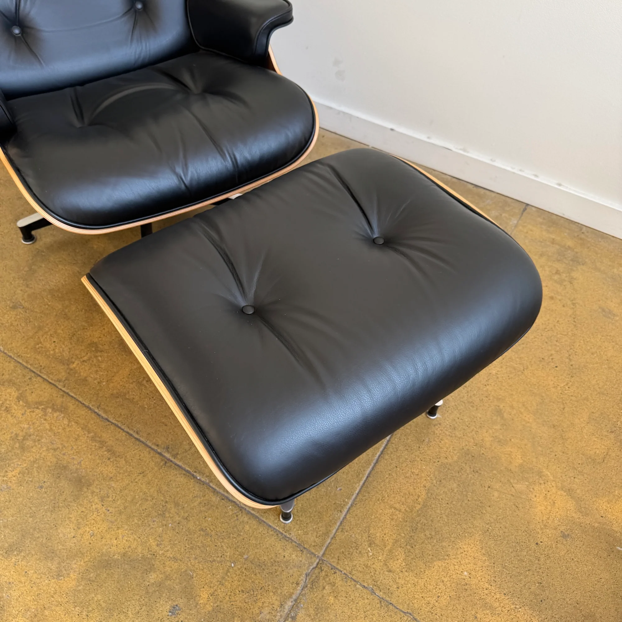 Authentic! Herman Miller Eames lounge chair and ottoman - Image 6