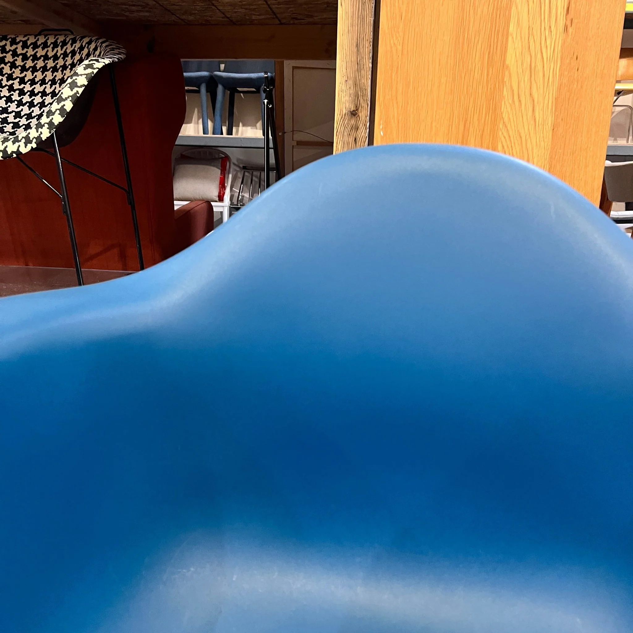 Authentic Herman Miller Eames Molded Armchair Eiffel base - Image 4