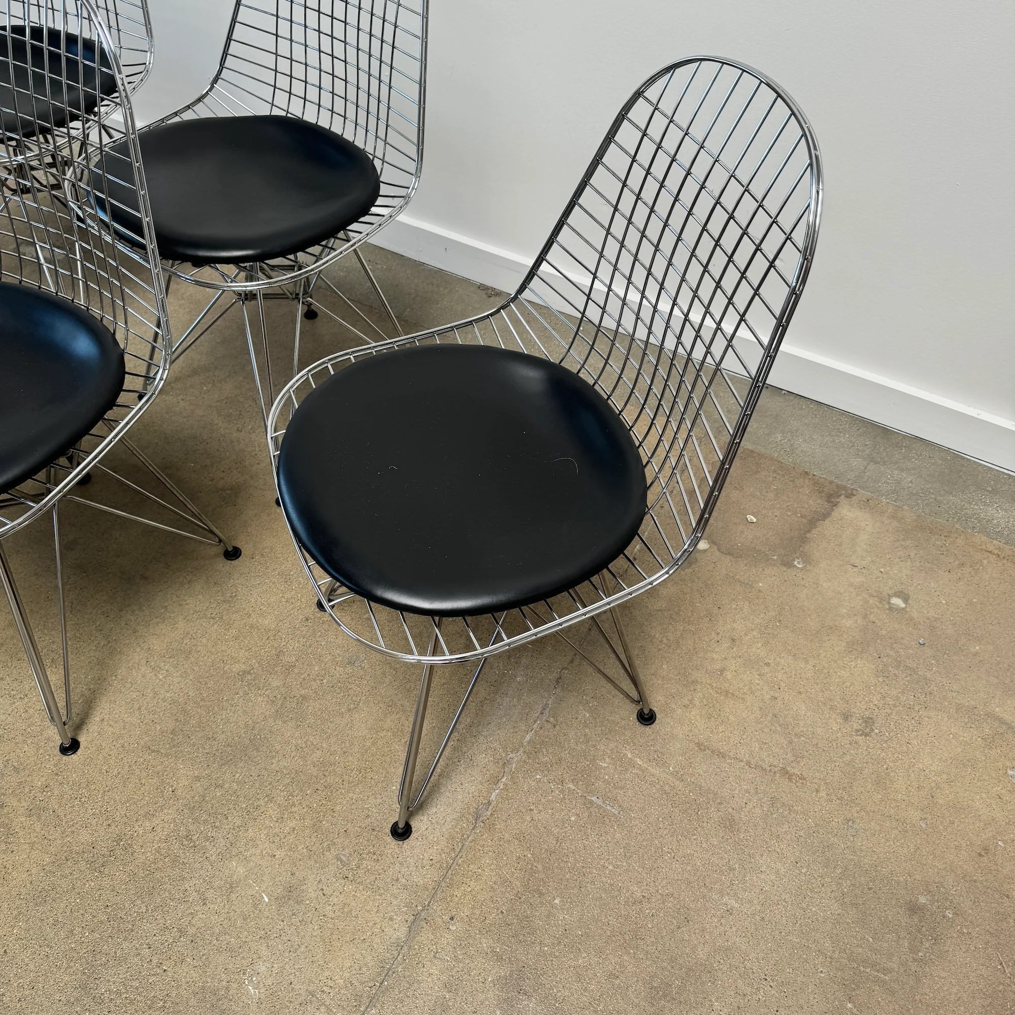 Authentic! Herman Miller Eames set of 6 Wire Dining Chairs - Image 5