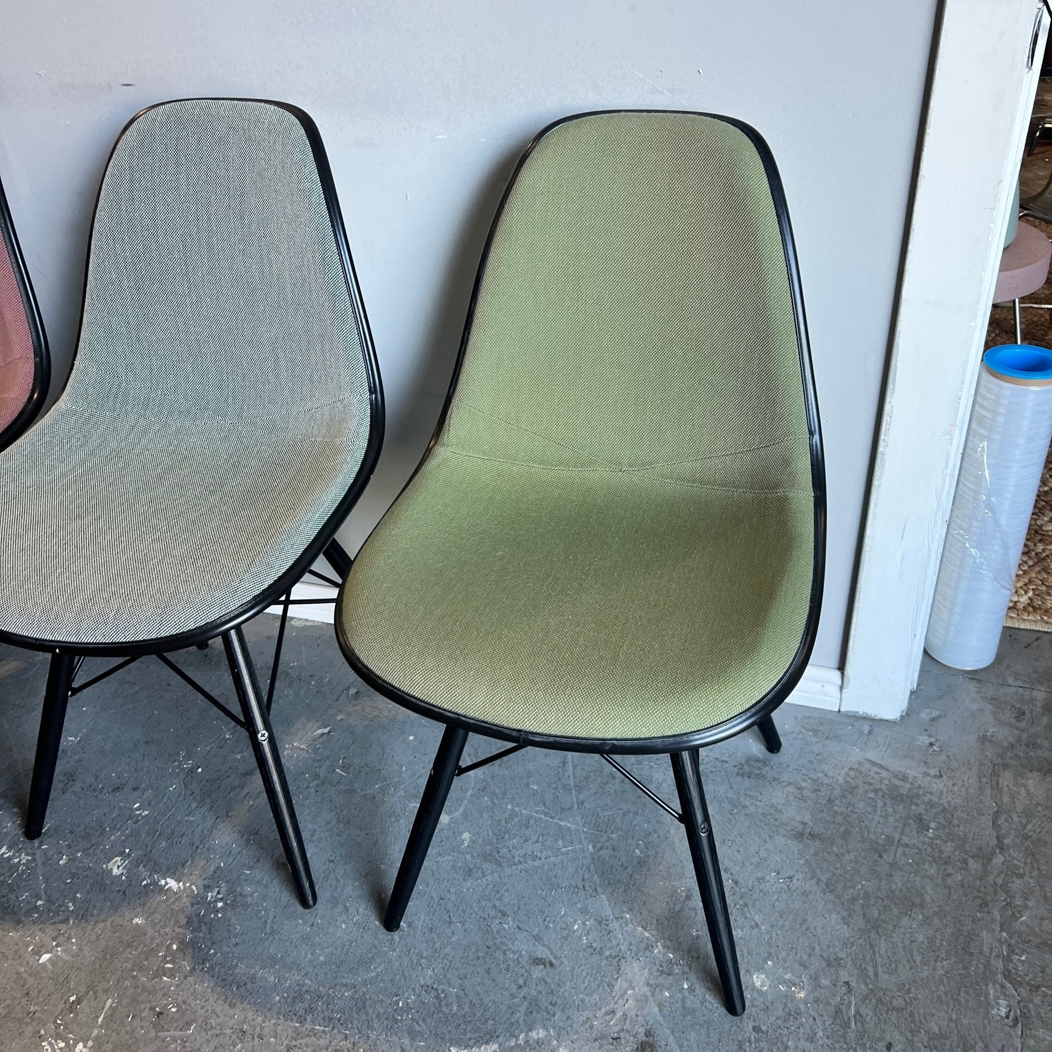 Authentic Herman Miller Eames Upholstered set of 4 multicolor dining chairs - Image 4