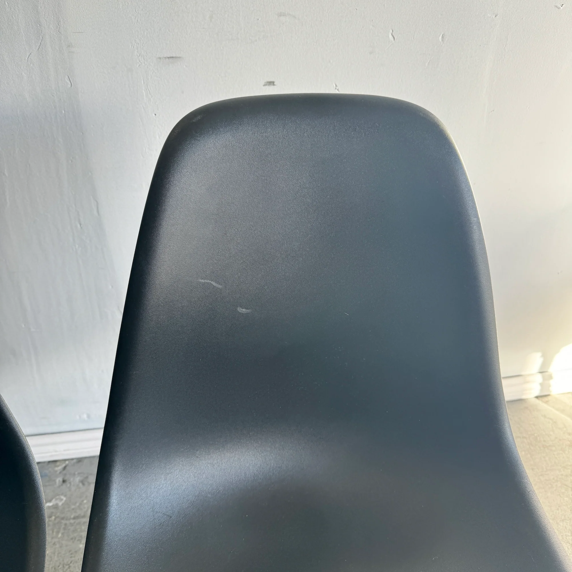 Authentic Herman Miller set of 4 Eames plastic molded chairs - Image 5