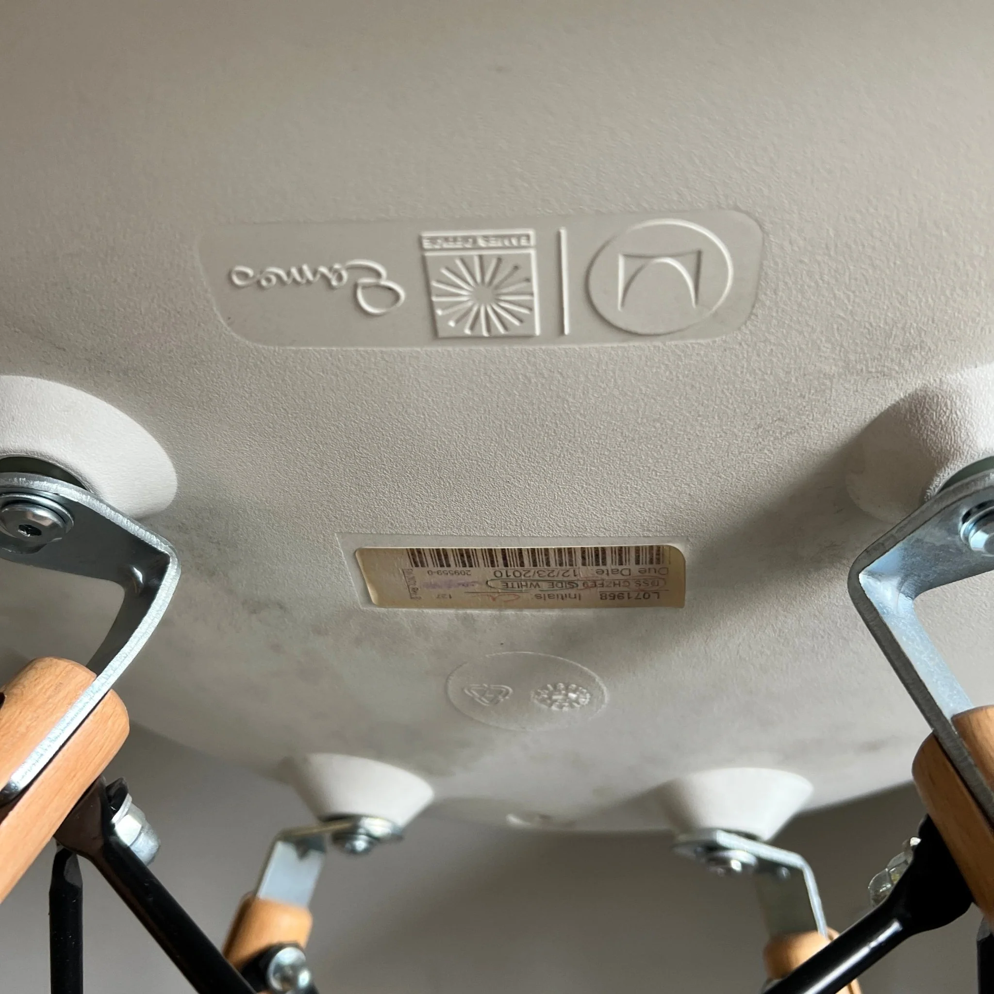 Authentic Herman Miller set of 4 Eames plastic molded chairs - Image 2