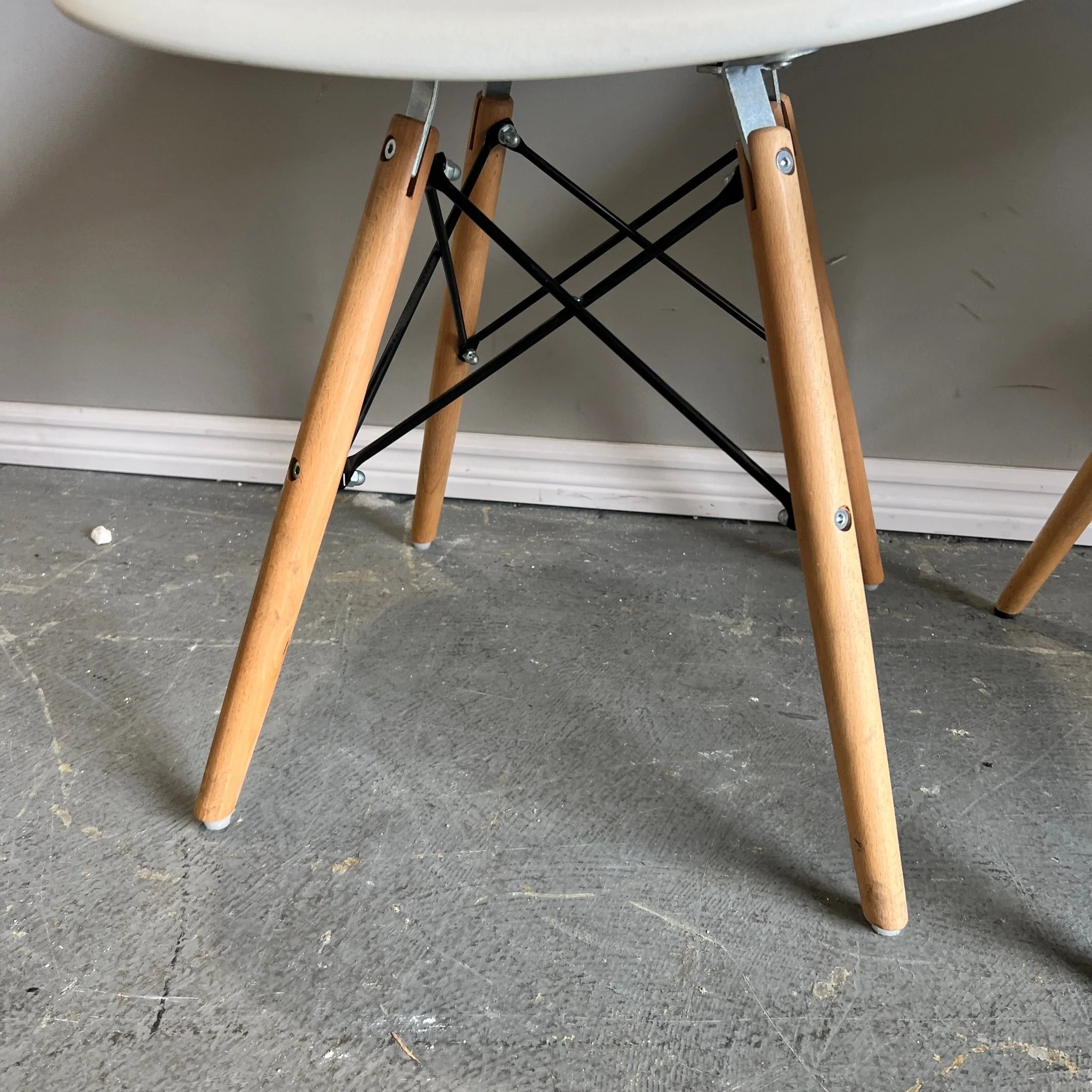 Authentic Herman Miller set of 4 Eames plastic molded chairs - Image 3