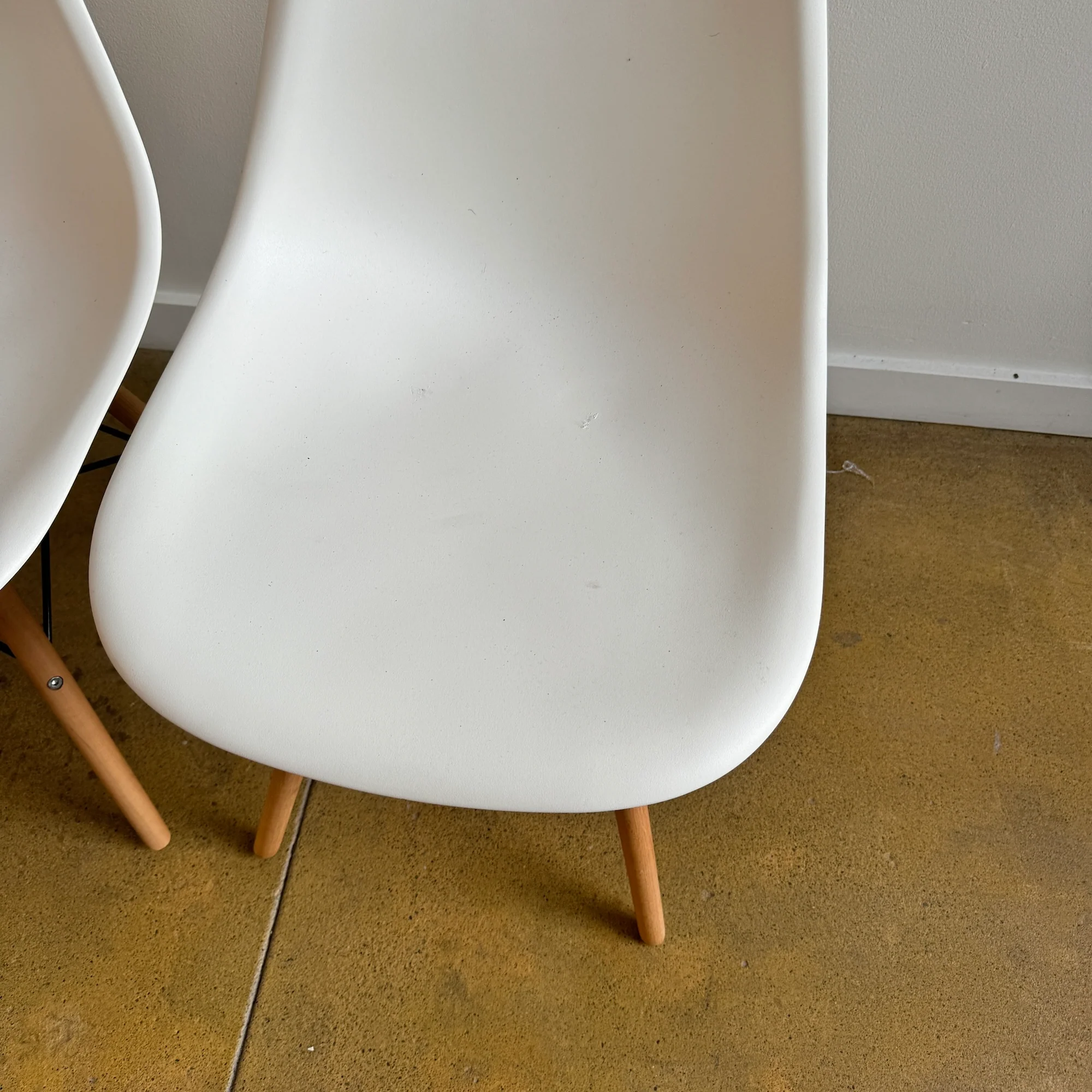 Authentic Herman Miller set of 6 Eames chairs - Image 7
