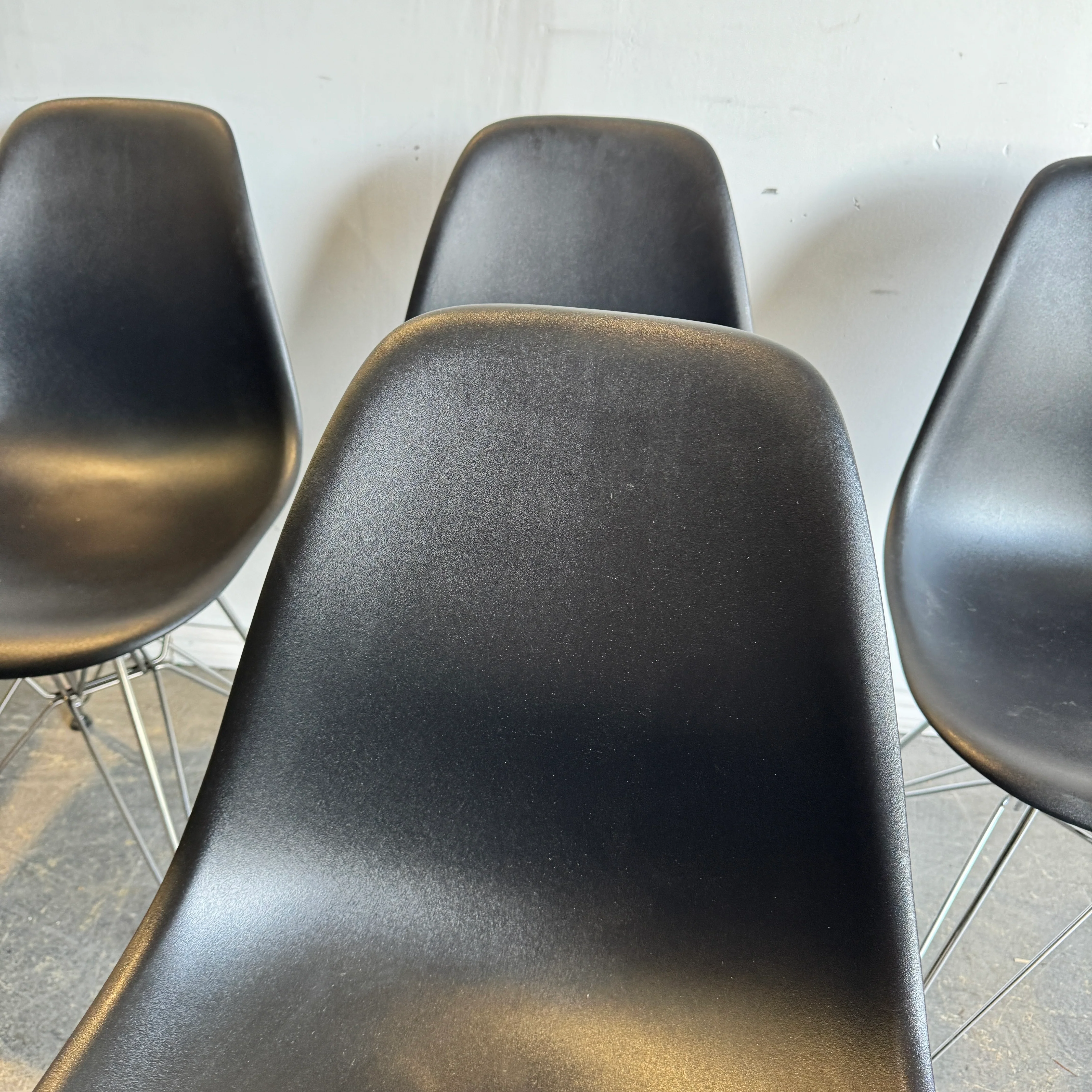 Authentic Herman Miller set of 6 Eames plastic molded chairs - Image 4