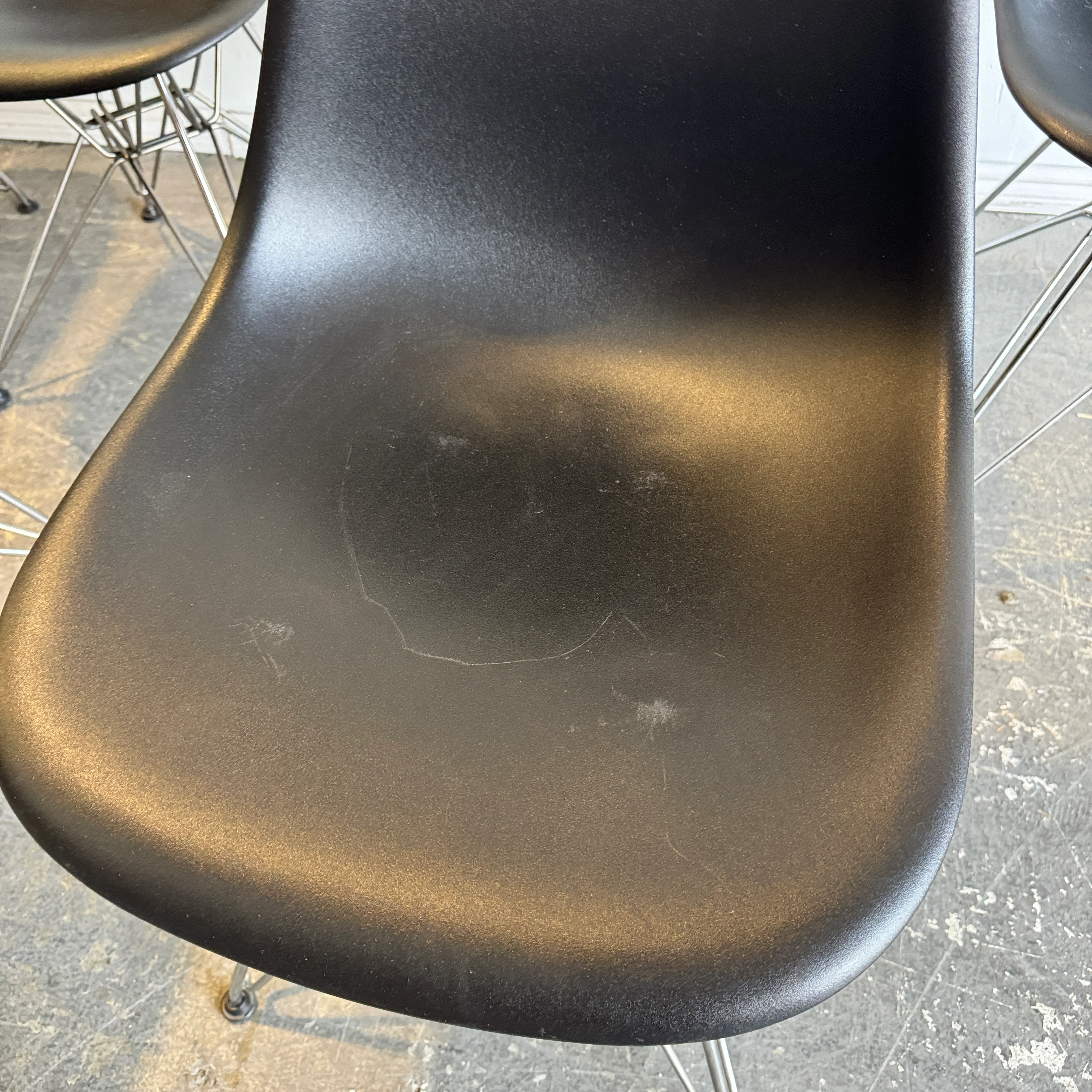 Authentic Herman Miller set of 6 Eames plastic molded chairs - Image 5