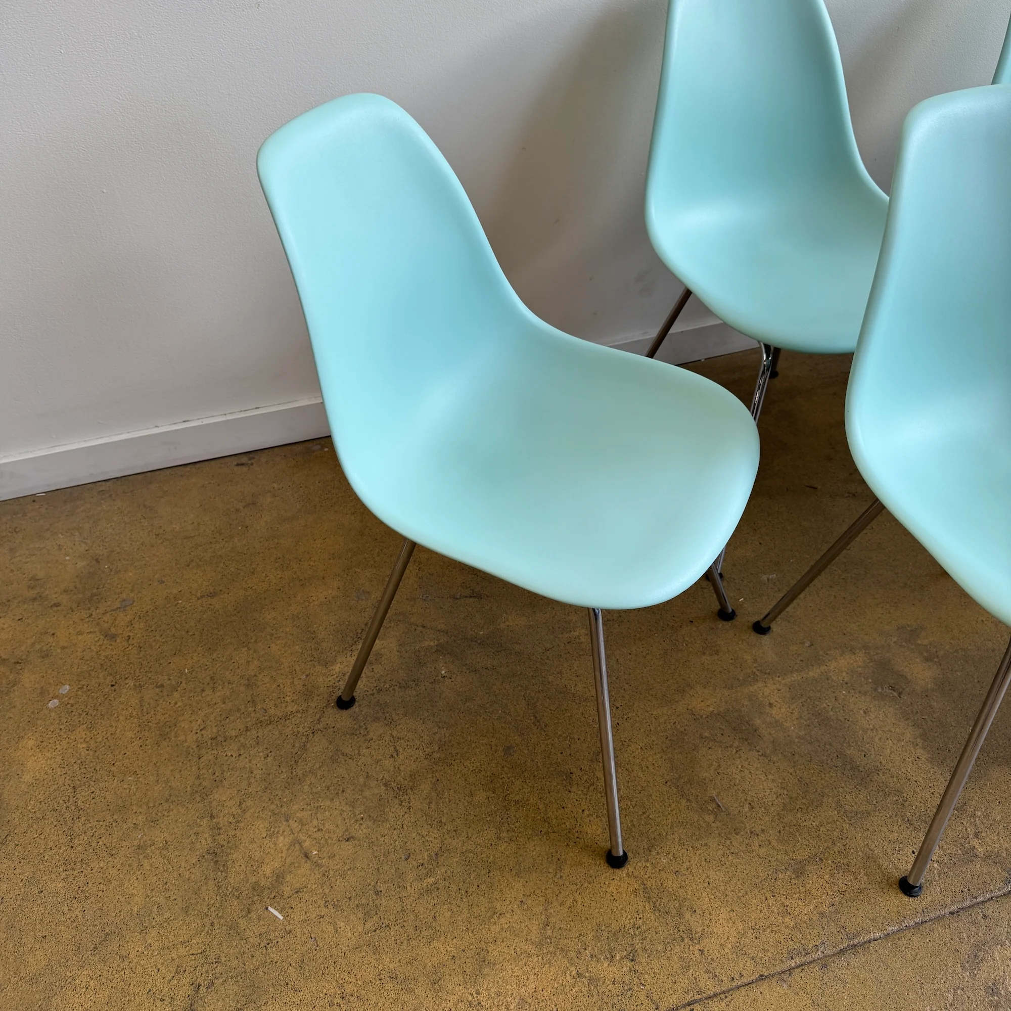 Authentic! Herman Miller set of 6 molded plastic chairs - Image 4