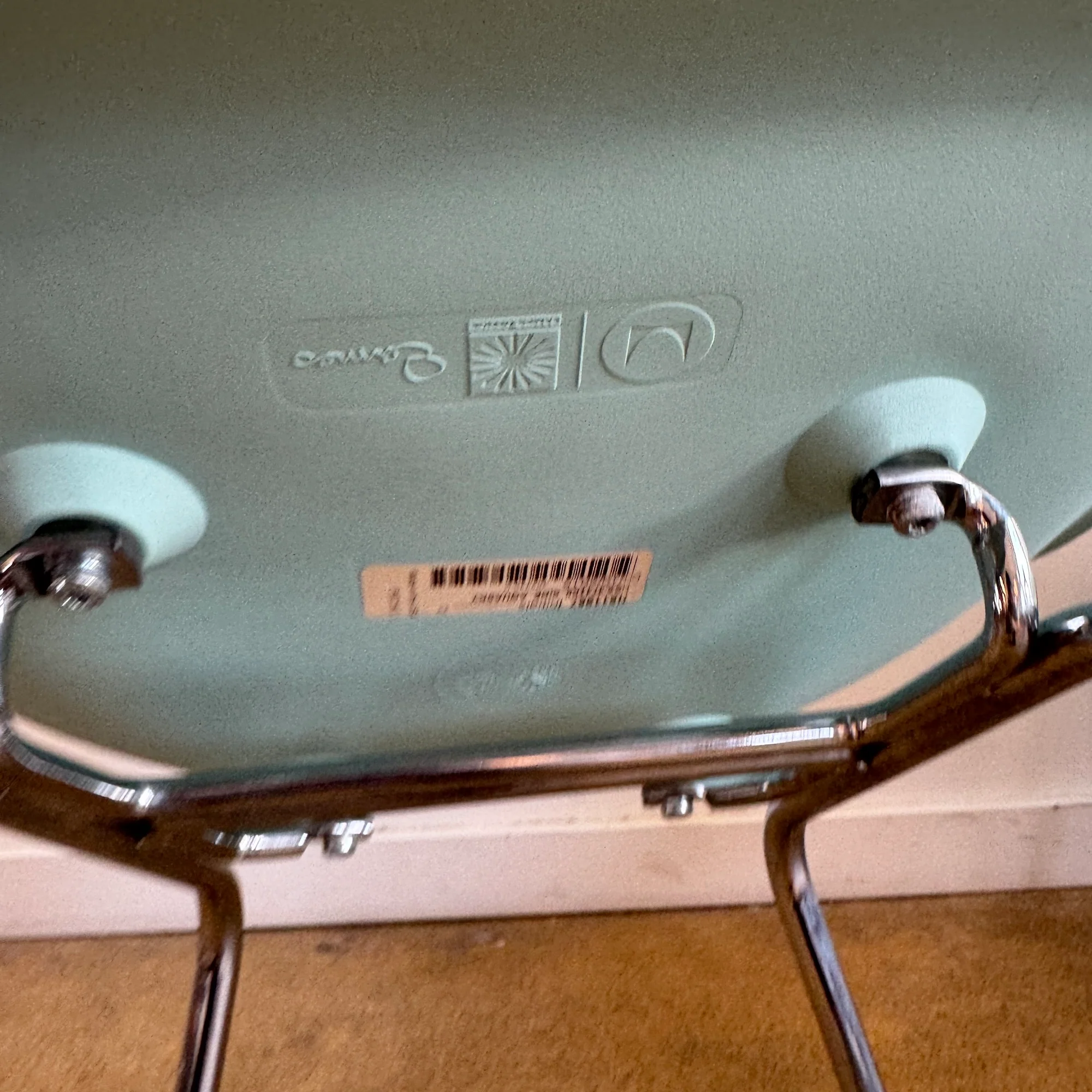 Authentic! Herman Miller set of 6 molded plastic chairs - Image 5