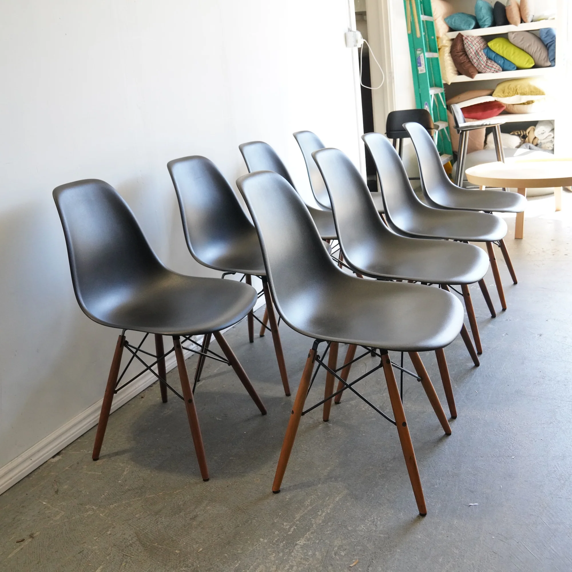 Authentic Herman Miller set of 8 Eames plastic molded chairs - Image 3