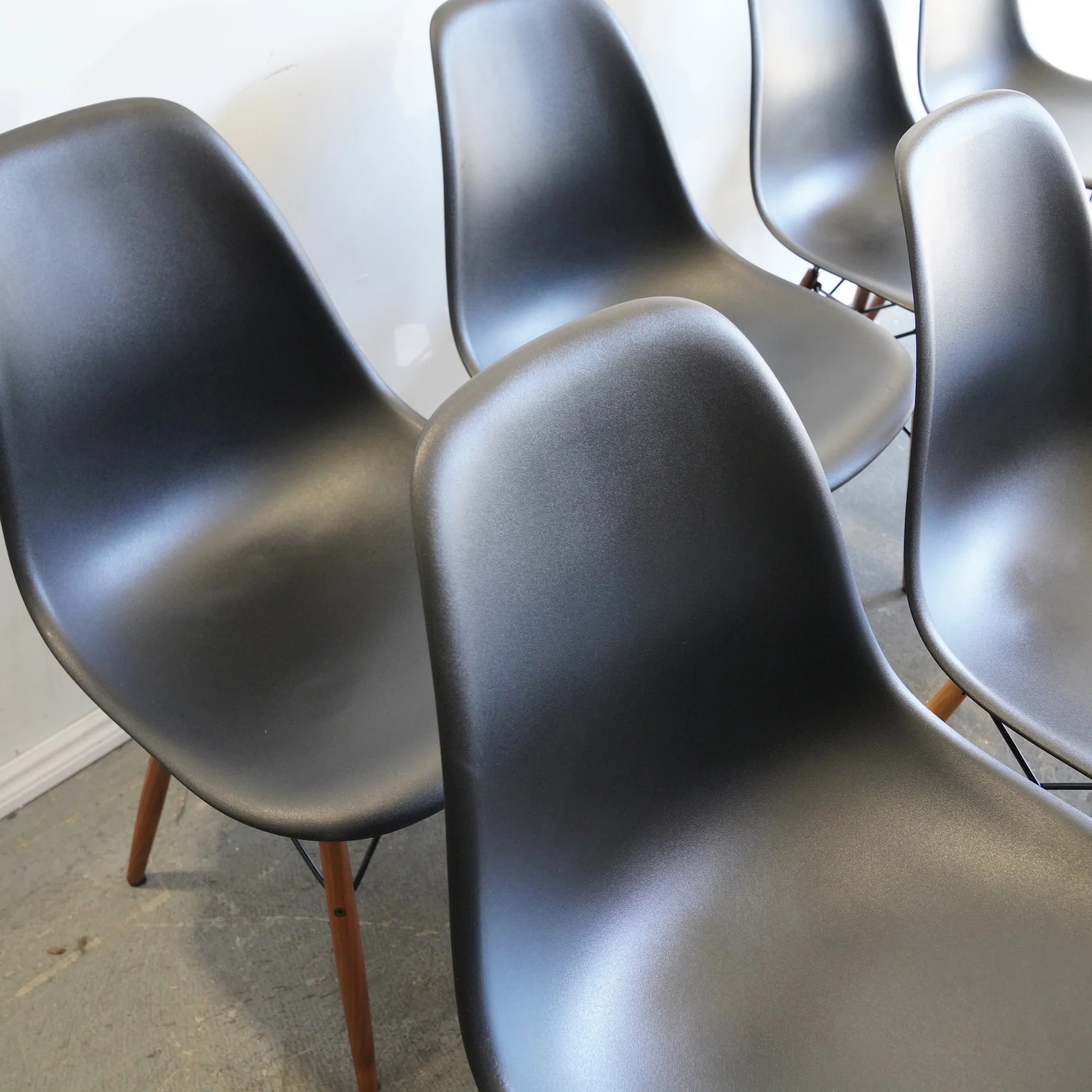 Authentic Herman Miller set of 8 Eames plastic molded chairs - Image 4