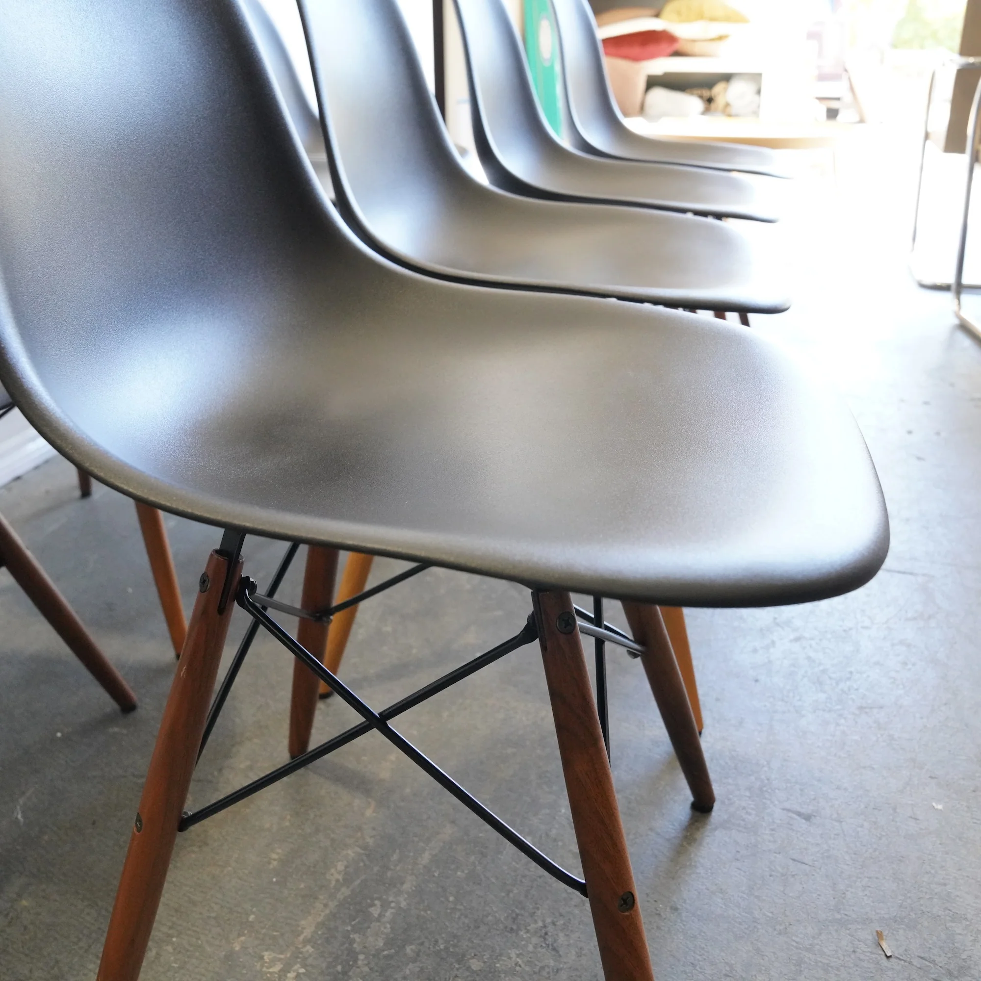 Authentic Herman Miller set of 8 Eames plastic molded chairs - Image 5