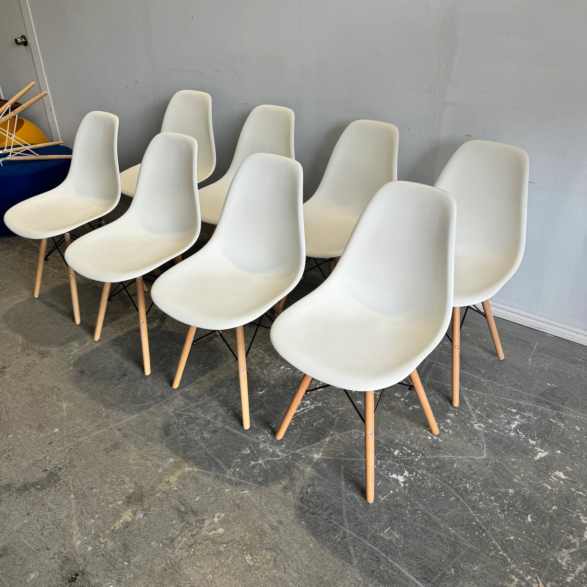 Authentic Herman Miller set of 8 Eames plastic molded chairs - Image 2