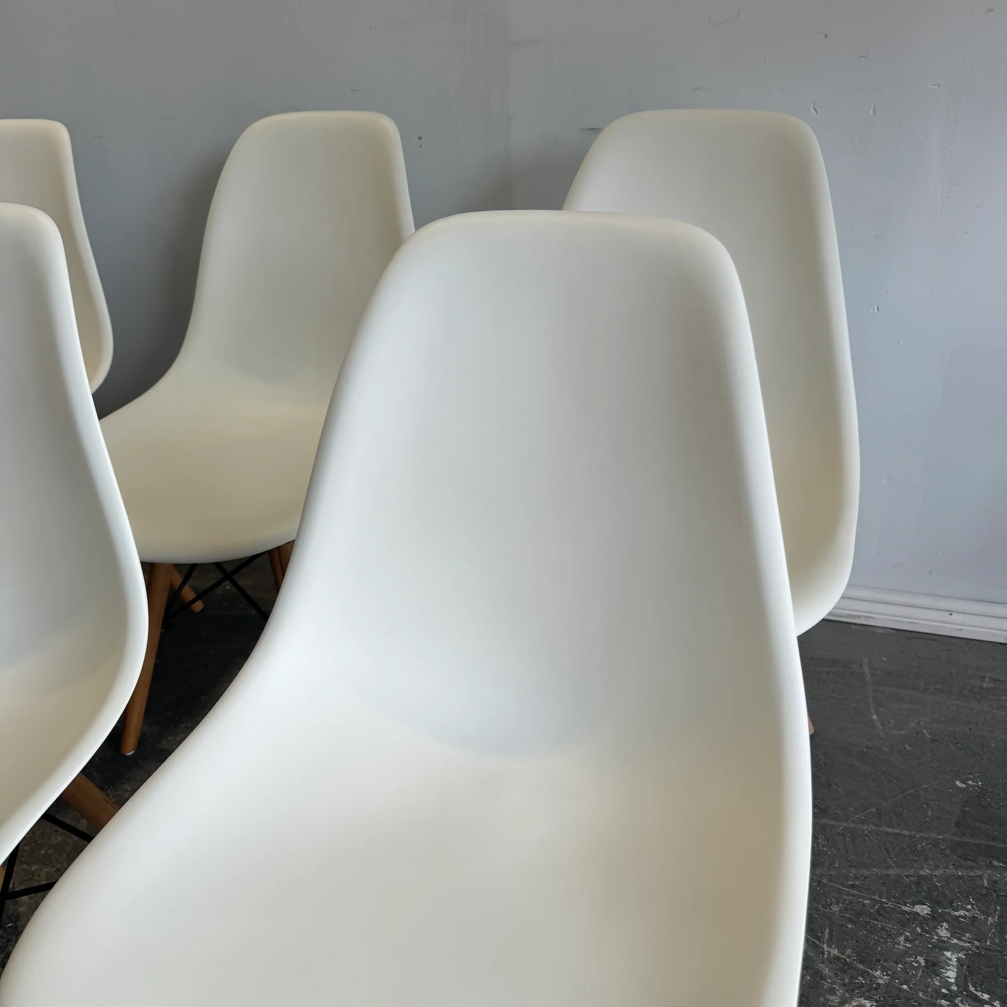 Authentic Herman Miller set of 8 Eames plastic molded chairs - Image 3