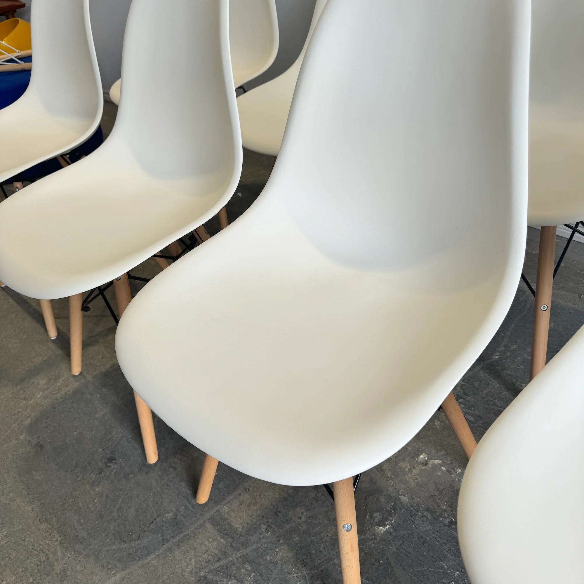 Authentic Herman Miller set of 8 Eames plastic molded chairs - Image 4