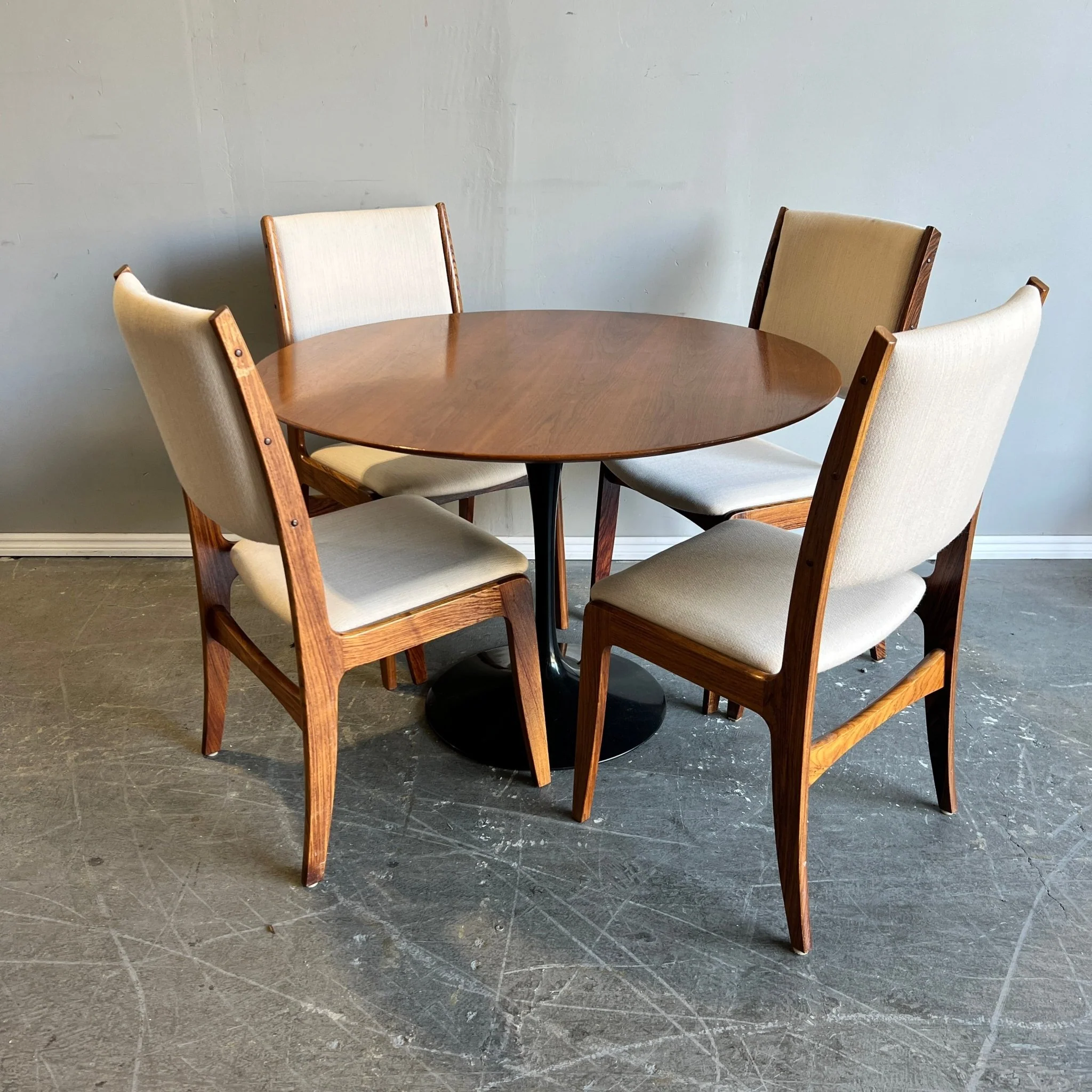 Authentic Knoll Eero Saarinen 42 dining table - Image 2