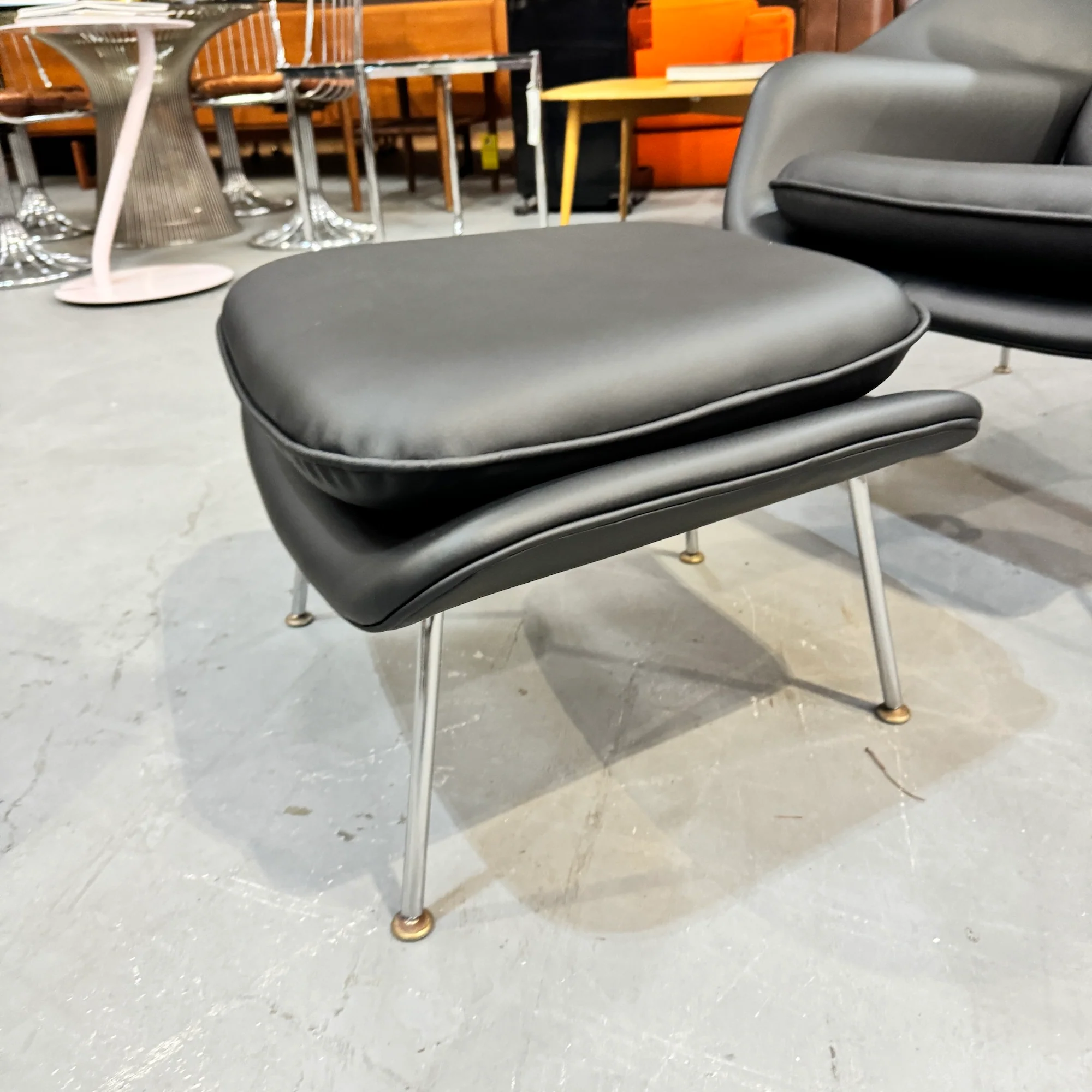 Authentic! Knoll Eero Saarinen Womb chair and ottoman in Leather - Image 5