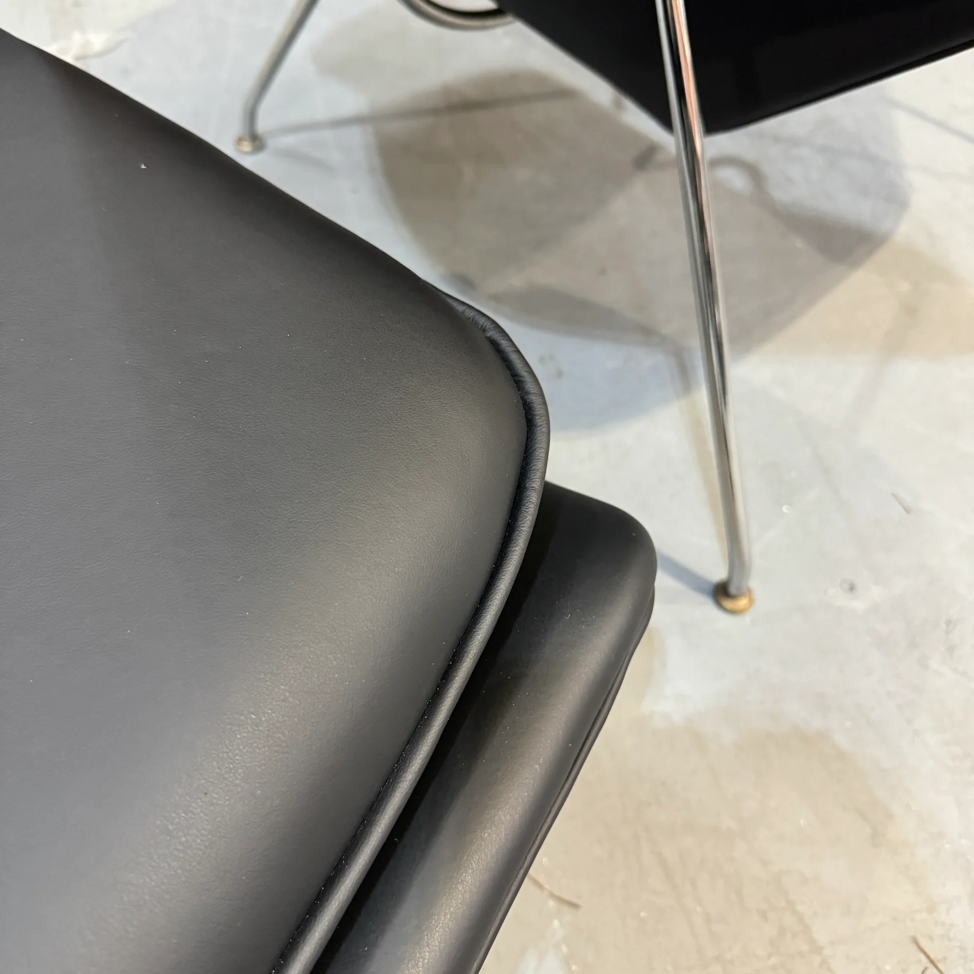 Authentic! Knoll Eero Saarinen Womb chair and ottoman in Leather - Image 8