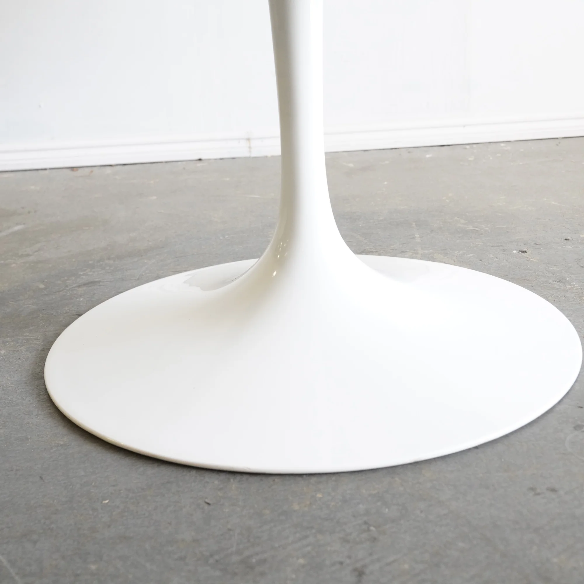 Authentic Knoll iconic Saarinen 60' Round Dining Table - Image 5