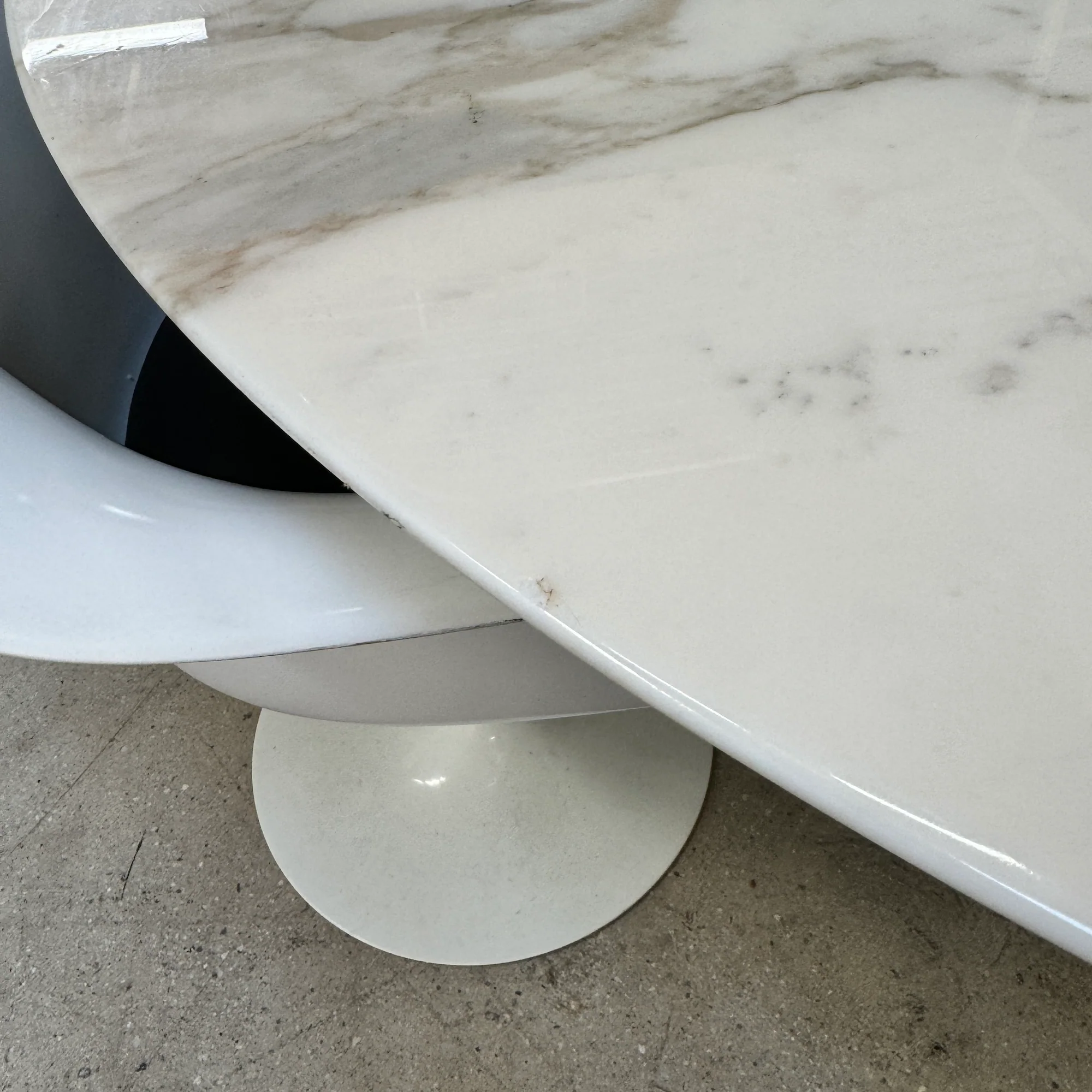 Authentic Knoll Saarinen 'Calacatta marble 54 Table - Image 5