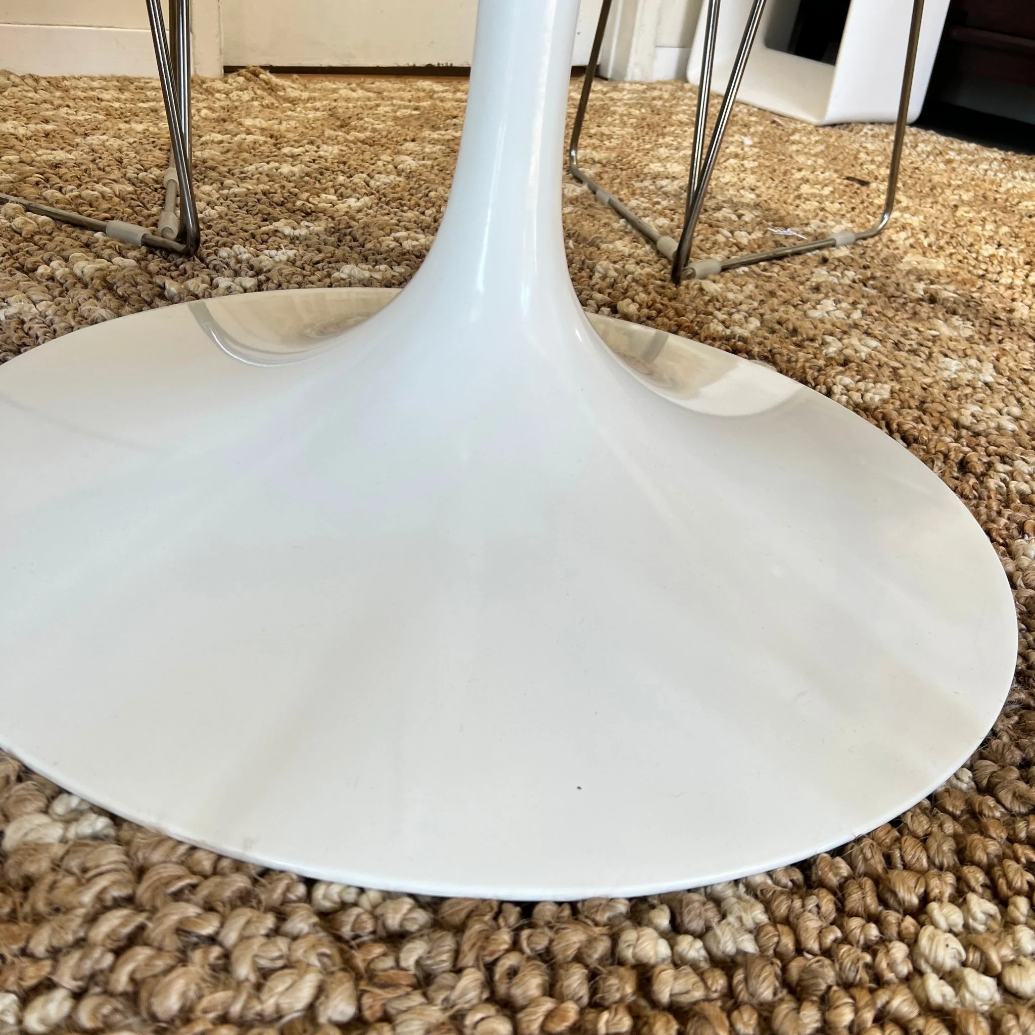 Authentic Knoll Saarinen 'Calacatta marble 60 Table - Image 4