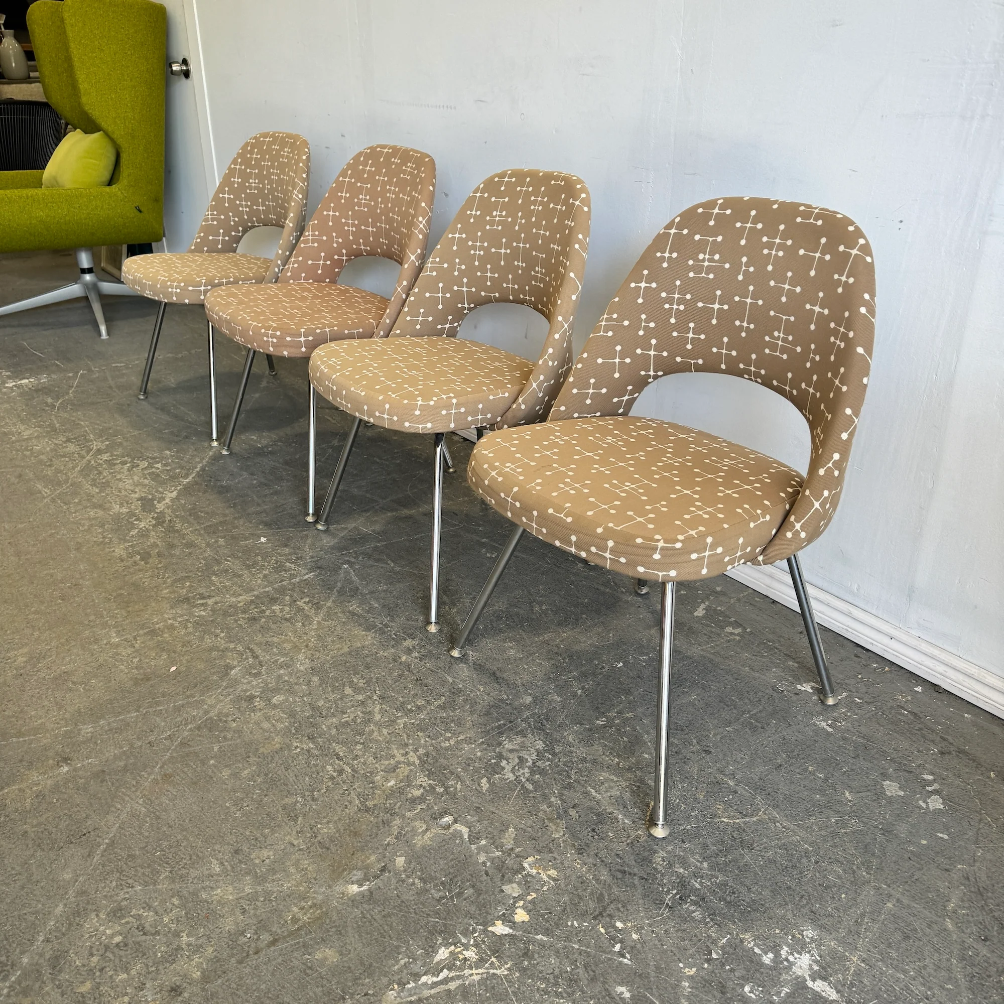 Authentic! Knoll Saarinen Rare executive side chairs with Eames Fabric - Image 2
