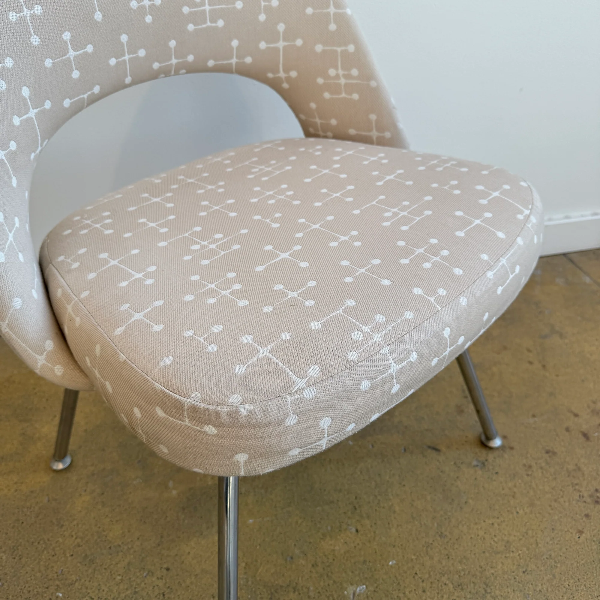 Authentic! Knoll Saarinen Rare executive side chairs with Eames Fabric (Two Available) - Image 4