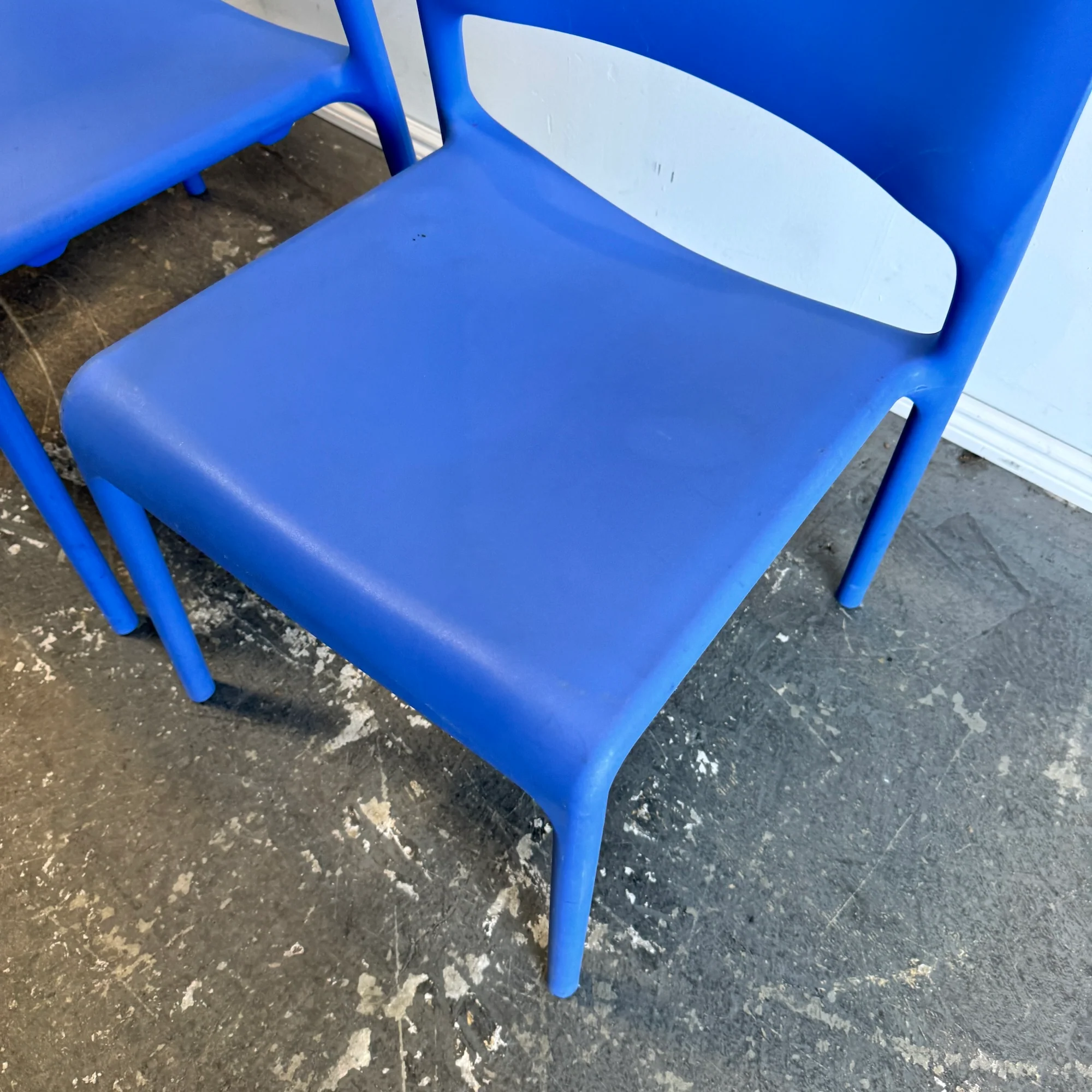 Authentic Knoll Spark stacking Indoor/ Outdoor dining chairs - Image 4