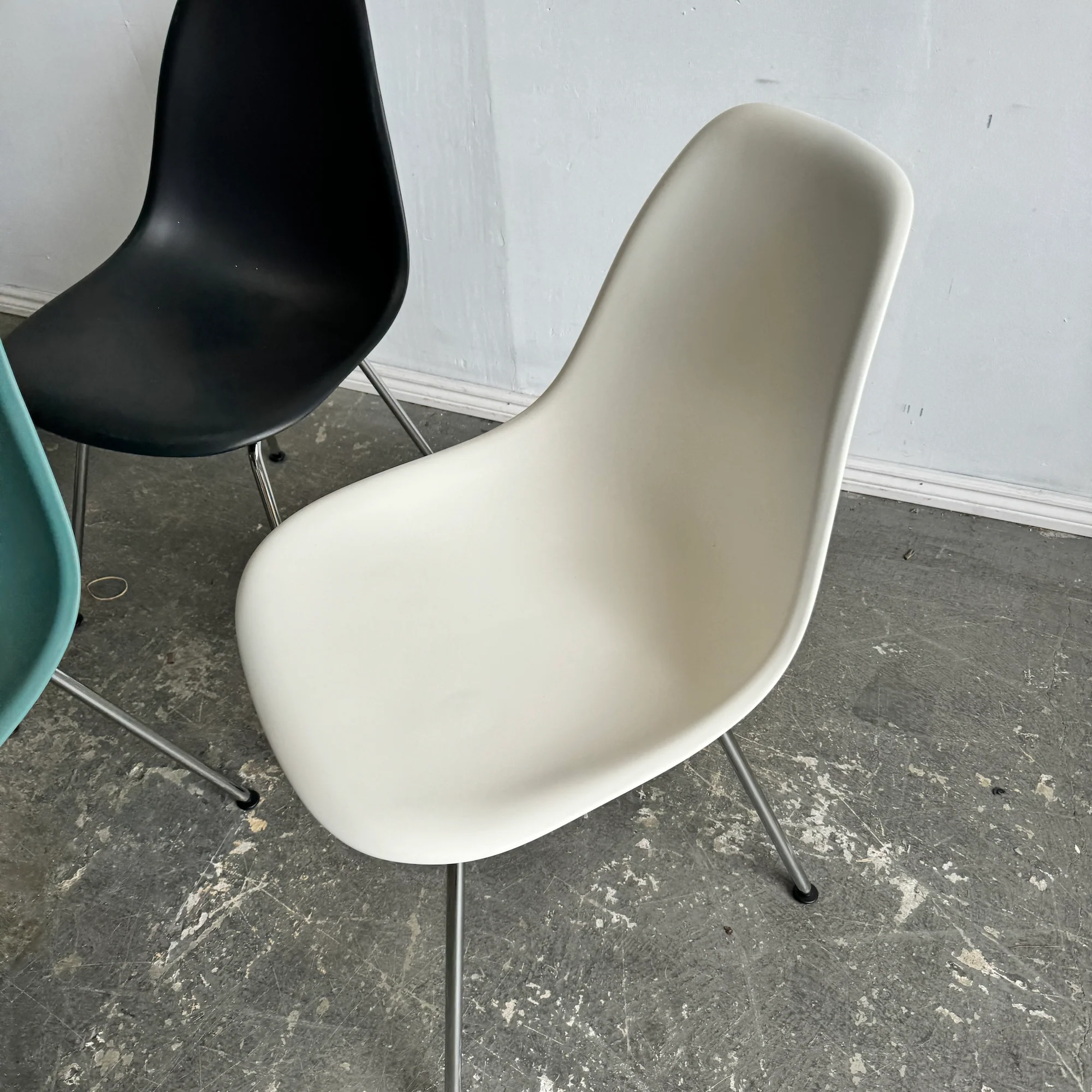 Authentic! Set of 6 multi color Eames molded chairs by Vitra - Image 3