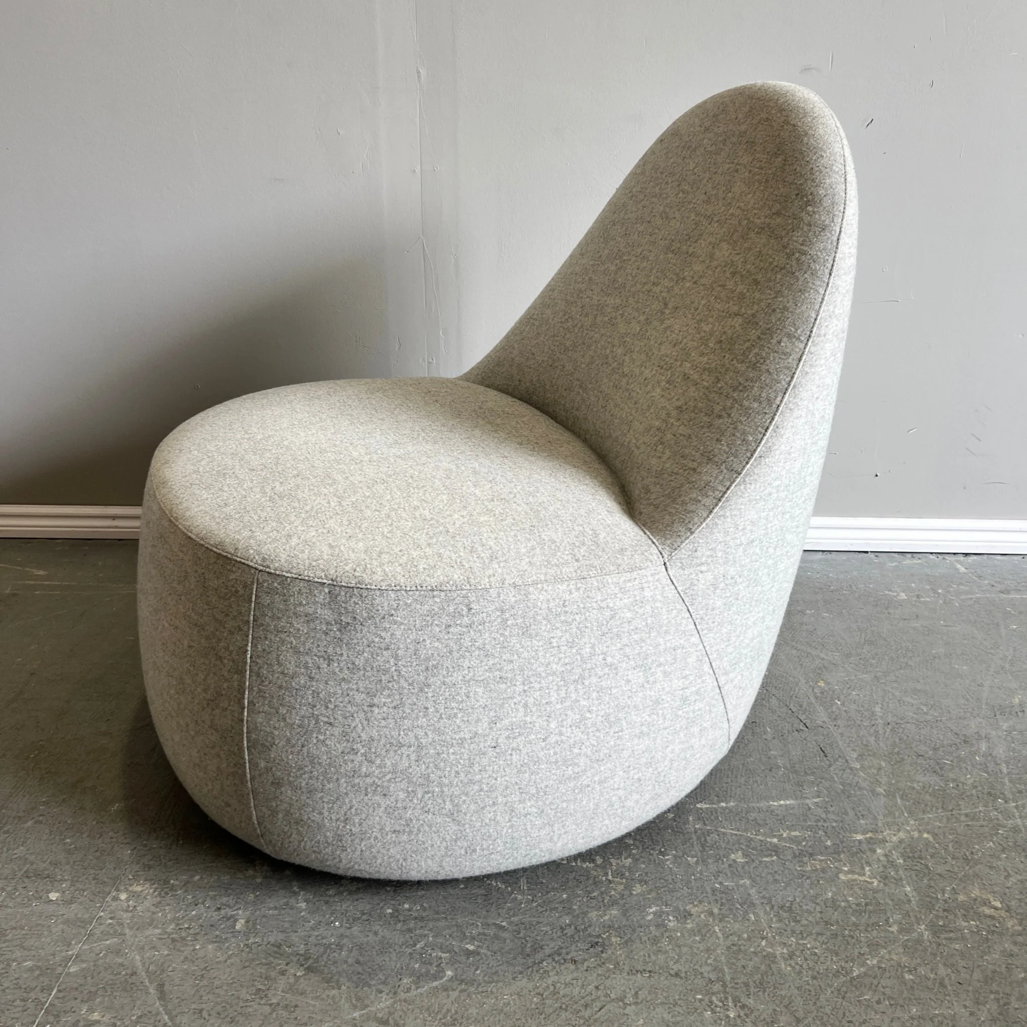 Bernhardt Design mitt lounge chair Grey with leather handle - Image 3