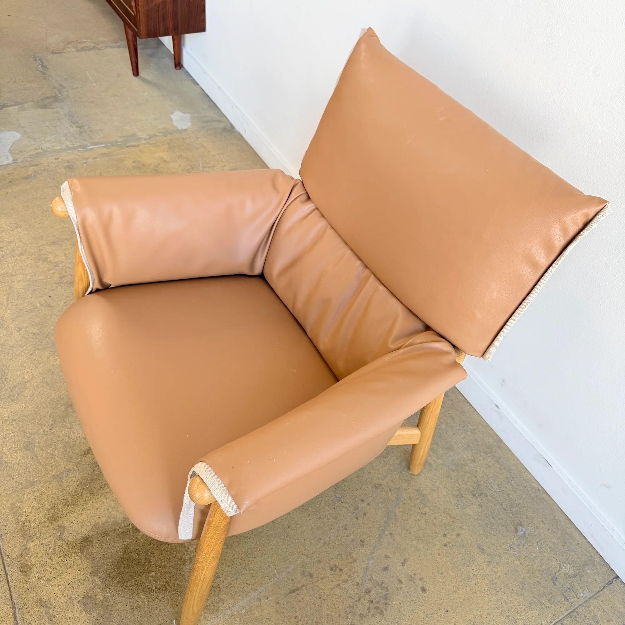 Carl Hansen & Son e015 embrace Leather lounge Chair - Image 4