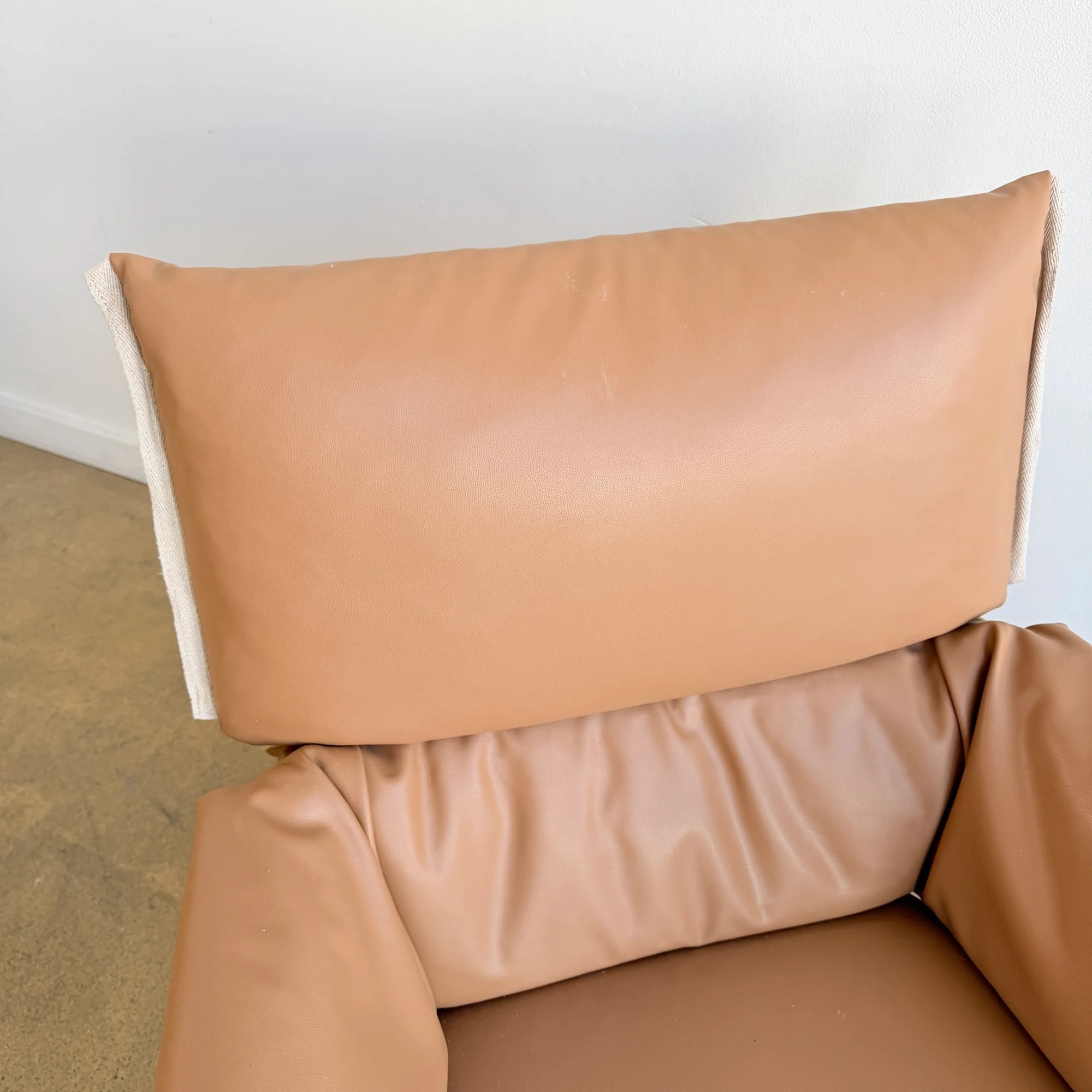 Carl Hansen & Son e015 embrace Leather lounge Chair - Image 6
