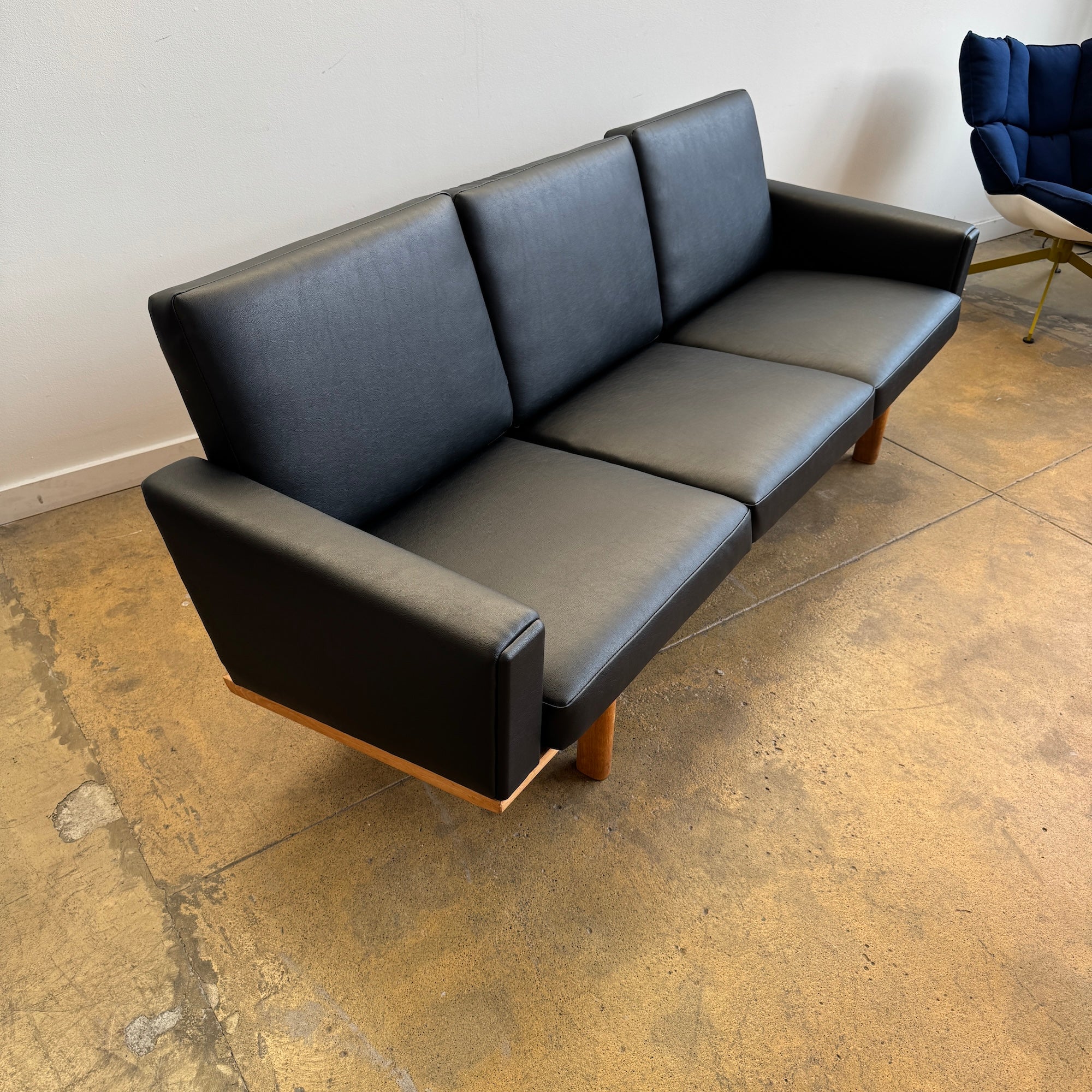 Danish Modern Hans J. Wegner GE-236 Leather Sofa by Getama - Image 4
