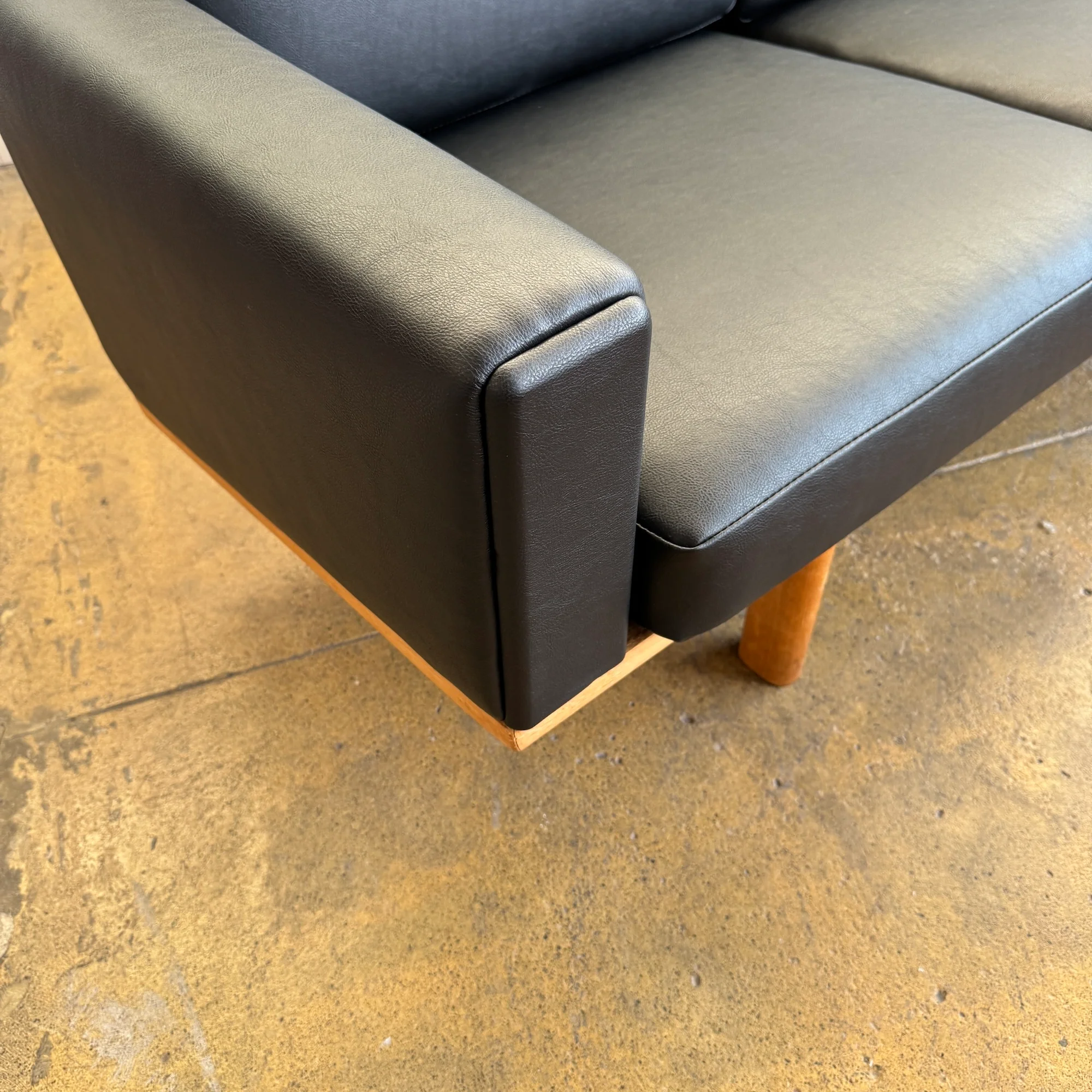 Danish Modern Hans J. Wegner GE-236 Leather Sofa by Getama - Image 5