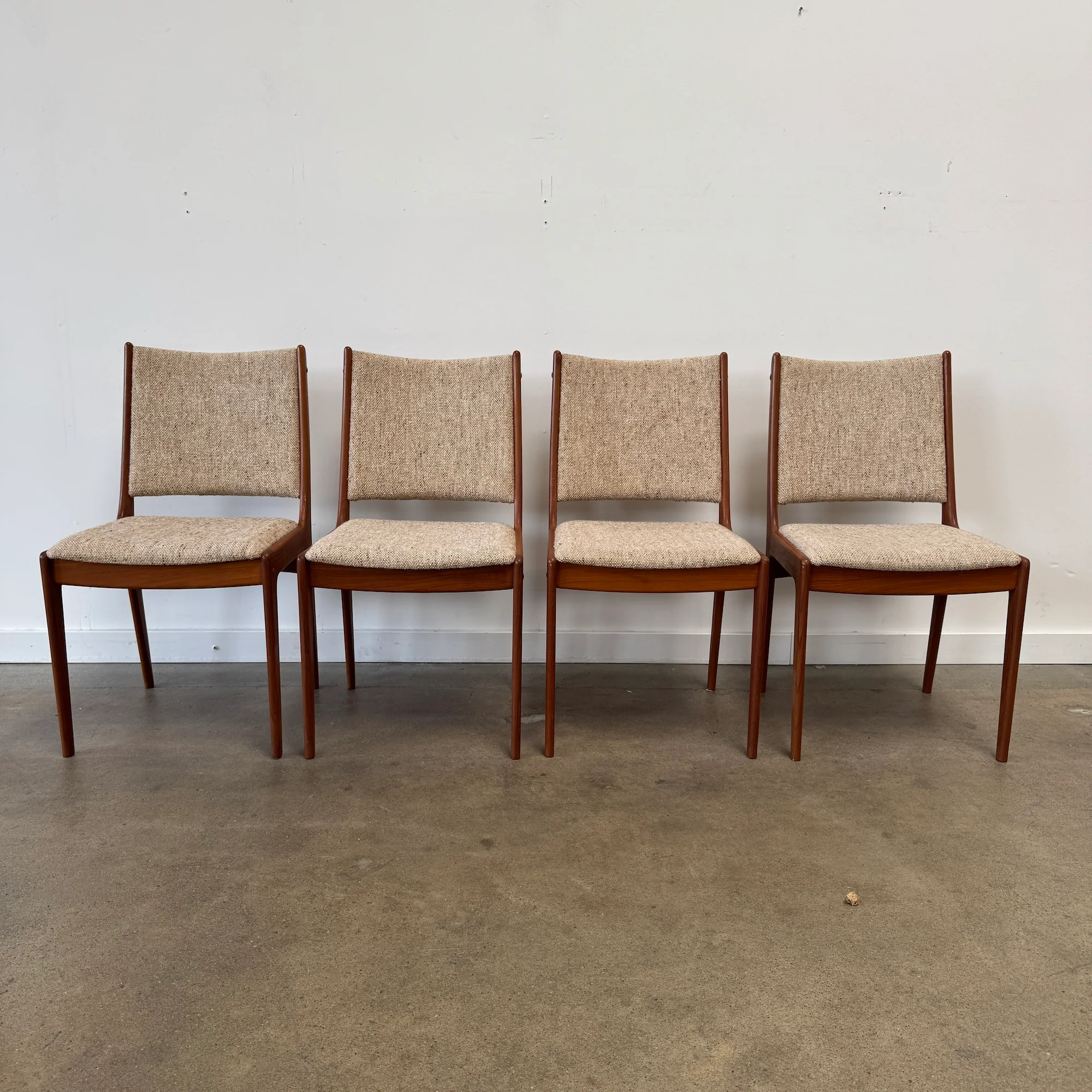 Danish Modern Johannes Andersen Teak wood dining chairs for Uldum